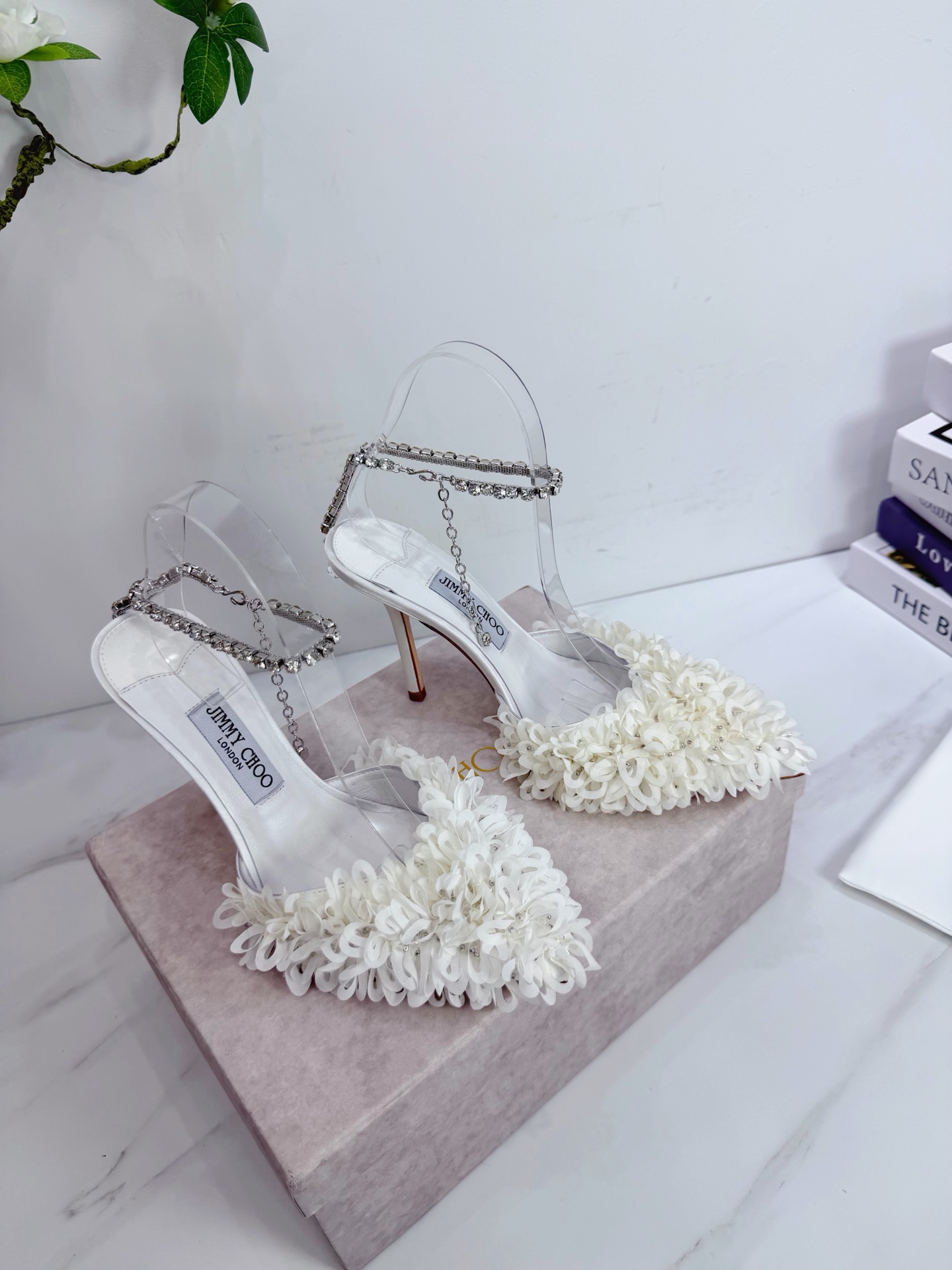 NO:786078,JIMMY CHOO is a very comprehensive and noble fashion lifestyle brand. It sells women's high-heeled, medium-heeled, and flat-heeled sandals series with the same watch straps from major fashion bloggers and celebrities in Hong Kong and the United States. The Australian pointed toe, round toe, and square toe series are simply beautiful. I fall in love with elegance and playful sense of the future. I want to own it right away just by looking at it, but you can really think about a pair of exquisite high heels~~~~~~~~~~~~~~~  This series is designed for extraordinary and indifferent women, thus creating a unique overall effect. Jimmy Choo designs products that inspire women to move forward and highlight their charm. 1 Fabric: Imported silk 2 Lining Imported Italian lambskin super soft and delicate 3 Outsole Imported original Italian original color genuine leather outsole Heel height 10.5 4 Size 35-39 (40.41.42. Customized), high heels, jimmy choo, jimmy  choo,sandals,high heels,sheepskin,real silk,Leather soles19860909JIMMY CHOO(吉米周) 是一个非常全面之尊贵时尚生活品牌, 香港,美国等大时尚博主及明星的同款表带女士高跟,中跟,平跟后空凉鞋系列. 澳大利亚尖头 圆头,方头系列、简直是美上天了,爱上优雅、爱上俏皮的未来感,光看一眼便想马上拥有,但一双精致的高跟鞋确是可以想想滴～～～～～～～～～～～～～～～～～ 该系列专为超凡绝伦、无所谓的女士而设计,从而打造出别致的整体效果,Jimmy Choo 设计出激发女性一往无前的产品彰显魅力  1面料:进口真丝 2内里 进口意制小羊皮超级柔软细腻  3大底 进口意大利原版原色真皮大底 跟高10.5 4码数 35一39(40.41.42.定制),高跟鞋,jimmy choo,jimmy choo,sandals,high heels,sheepskin,real silk,Leather soles,Women's Shoes