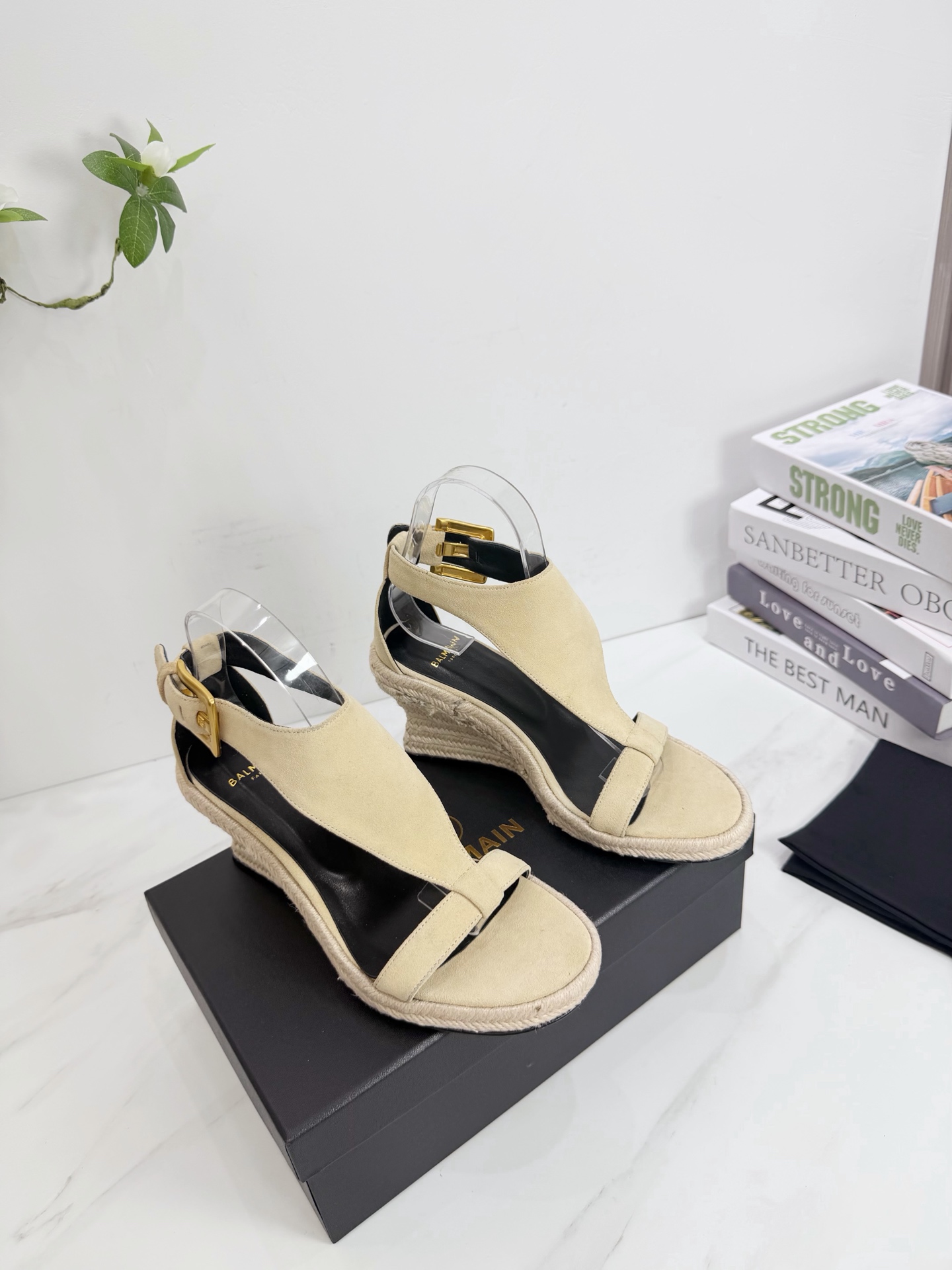 NO:786040,Sandals series, charming and gorgeous top hard goods, original purchases, 1:1 customization, fully upgraded shipments, quality details can be compared completely 1. Original custom-made cow suede fabric 2. Imported sheepskin lining for feet 3. Original Italian original color genuine leather outsole. Heel height 10.0 4. Full set of packaging 35-39 (40/41/42/Customized, non-refundable), high heels, sandals, high heels, sheepskin, Leather soles19860909凉鞋系列,魅惑华丽的顶级硬货,原版购入1:1订制 全升级出货 品质细节完全可以对比 1面料原版定制牛反绒 2内里进口羊皮内里垫脚 3大底意大利原版原色真皮大底 跟高10.0 4全套包装 35-39（40/41/42/定做不退换）,高跟鞋,sandals,high heels,sheepskin,Leather soles,Women's Shoes