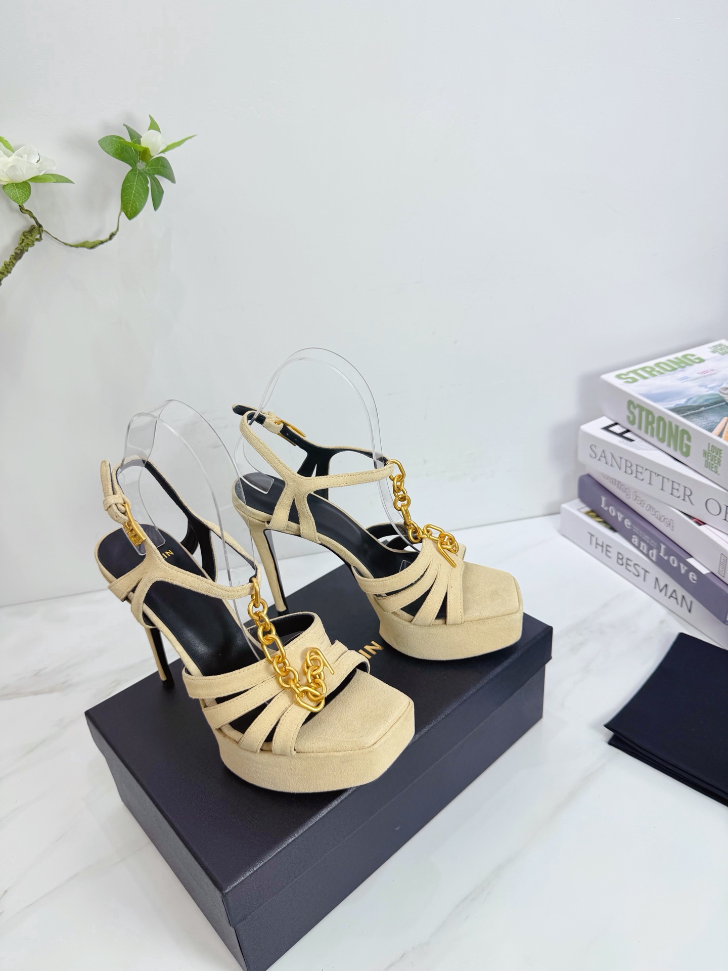 NO:786068,Sandals series, charming and gorgeous top-notch hard goods, original purchases, 1:1 customization, fully upgraded shipments, quality details can be compared completely. 1. Original custom-made cow suede fabric. 2. Imported sheepskin lining for feet. 3. Original Italian genuine leather outsole. Heel height: 12.0. Water table: 3.5. 4. Full set of packaging. 35-39 (40/41/42/Customized, non-refundable), high heels, sandals, high  heels,sheepskin,leather soles19860909凉鞋系列,魅惑华丽的顶级硬货,原版购入1:1订制 全升级出货 品质细节完全可以对比 1面料原版定制牛反绒 2内里进口羊皮内里垫脚 3大底意大利原版原色真皮大底 跟高12.0 水台3.5 4全套包装 35-39（40/41/42/定做不退换）,高跟鞋,sandals,high heels,sheepskin,Leather soles,Women's Shoes