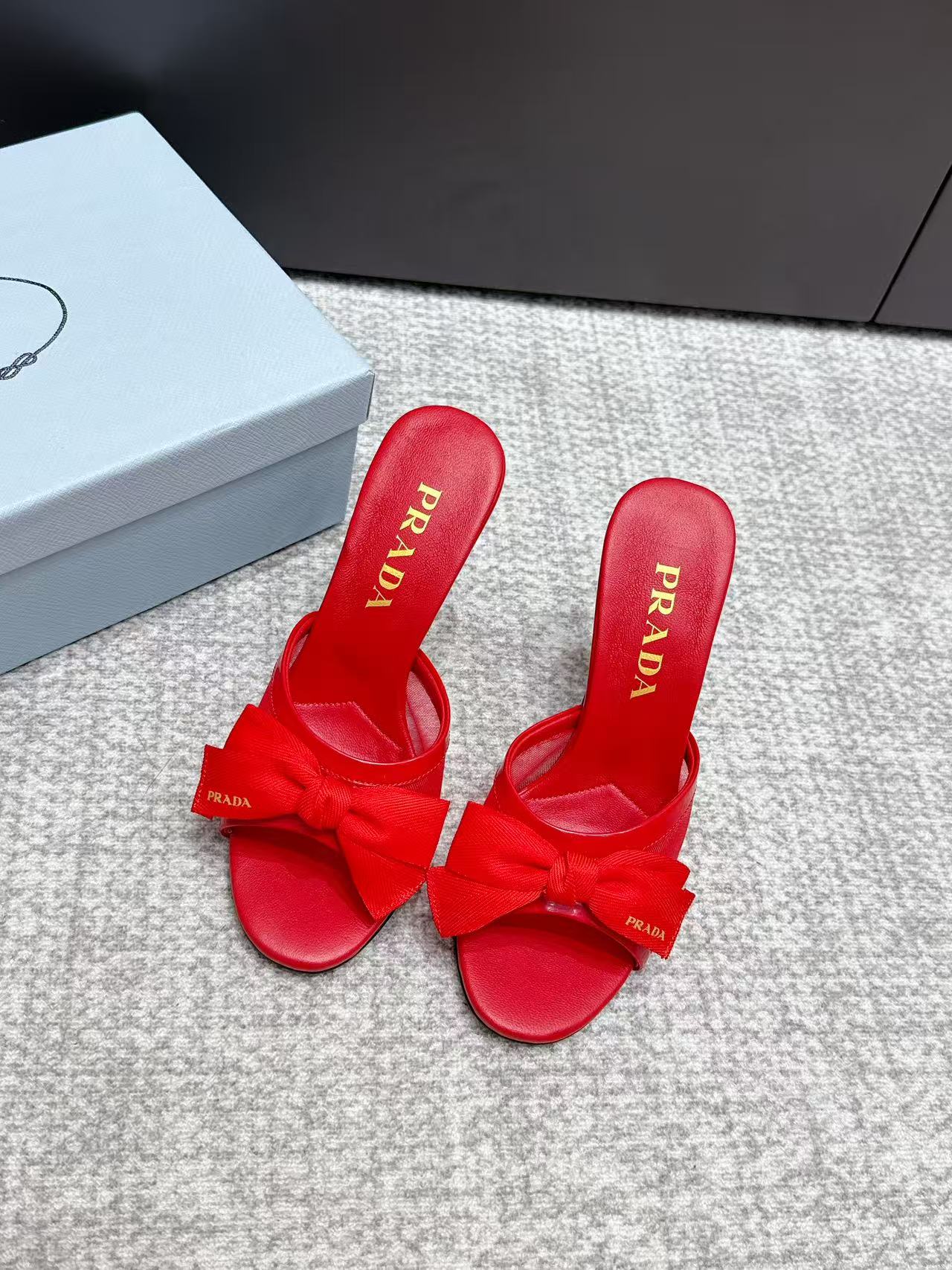 NO:786131,2026 SSS launches Prada’s latest long boots, sandals, thin heels, empty backs, and thick heels series——————————  PRADA's early spring T stage catwalk show is the same style as 'Dream Never Sleeps'. Prada can use it on important occasions. The fresh style has a bit of nobility. It is perfect to wear with this shoe. It is elegant and crystal clear, regardless of the material of various accessories.  , all are exclusively customized one to one, and must be zero distance from the original. The entire series is full of exciting and unexpected combinations of elements, different materials, textures of fabrics, and a strong artistic atmosphere, allowing you to appreciate the ever-changing style of Prada girls.  1. The upper is made of silk mesh. 2. The lining is imported sheepskin. 3. The outsole is original Italian original color genuine leather.198609092026 SSS重磅推出普拉达最新长短靴,凉鞋单鞋,细跟,后空,粗跟系列  —————————— PRADA早春T台走秀网红同款＂造梦不夜城＂,Prada能在重要场合上用得上了,小清新风带点贵气的感觉,上脚非常完美穿搭配上此鞋,优雅大方,晶莹剔透,无论各种配件材质,都是独家一比一定制,必做到原版零距离,整个系列都充满了令人兴奋和意外的元素结合,不同的材质,肌理的面料的表现,具有极浓的艺术气息,让你领略Prada女孩的百变风格. 1鞋面釆用真丝网 2内里进口羊皮 3大底意大利原版原色真皮大底 跟高9.5 4原贴标垫脚, 现货码数35M-39M（40 41 42订做不退不换).,高跟鞋,prada,prada,sandals,boots,high heels,sheepskin,real silk,Leather soles,Women's Shoes