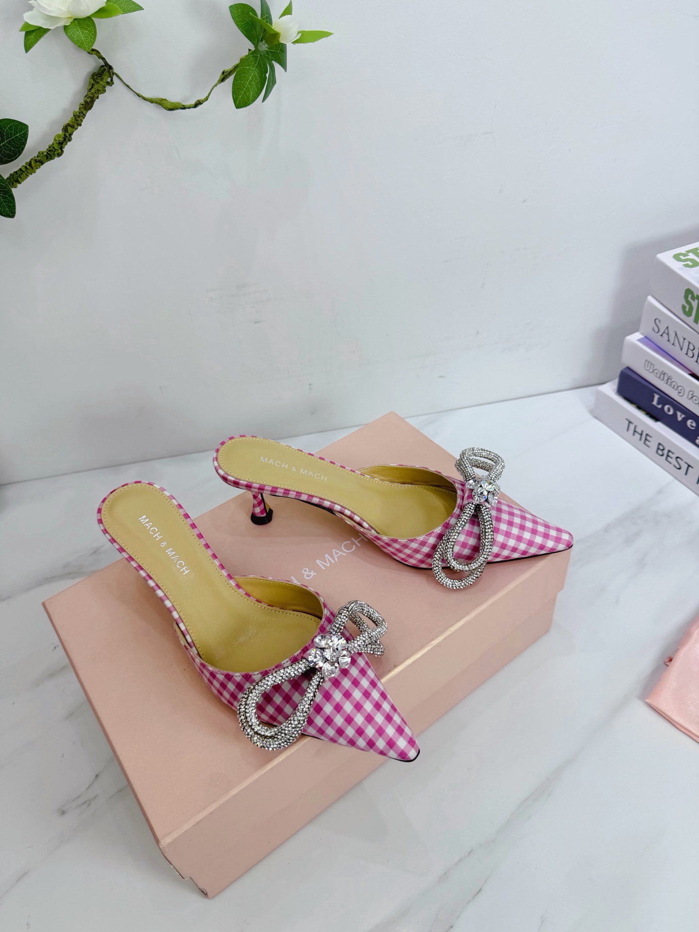 NO:786136,& 2026 niche butterfly diamond brings a lot of surprises. The use of new butterflies is full of freshness. Ring-type climbing straps. Sufficient beauty. The outline is light and texture. Follow the bright sunshine. Take the fashionable and high-end route. Let’s see the different world outside. Fabrics: Customized fabrics from imported brands. Lining sheepskin, foot pad sheepskin. Sole original original color genuine leather outsole imported from Italy. Elegant style creates a different feeling. Heel height 6.5cm. Counter packaging. Simple temperament style!  show bdetails ———————————— ⊿size.｜35-39 (40 41 42 customized), high heels, high heels, sheepskin, Leather soles19860909＆2026  小众蝴蝶钻带来很多惊喜 运用全新蝴蝶新鲜感十足 环带式攀带 足够的美感 生轮廓轻盈质感 跟随明媚阳光.走时髦高端路线 一起去看看外面不一样的世界 面料进口品牌定制布料 内里羊皮,垫脚羊皮 鞋底意大利进口原版原色真皮大底 优雅风格 创造不一样的感觉 跟高6.5cm 专柜包装 简约气质款式！ show bdetails ————————————  ⊿size. ｜35-39（40 41 42定制）,高跟鞋,high heels,sheepskin,Leather soles,Women's Shoes
