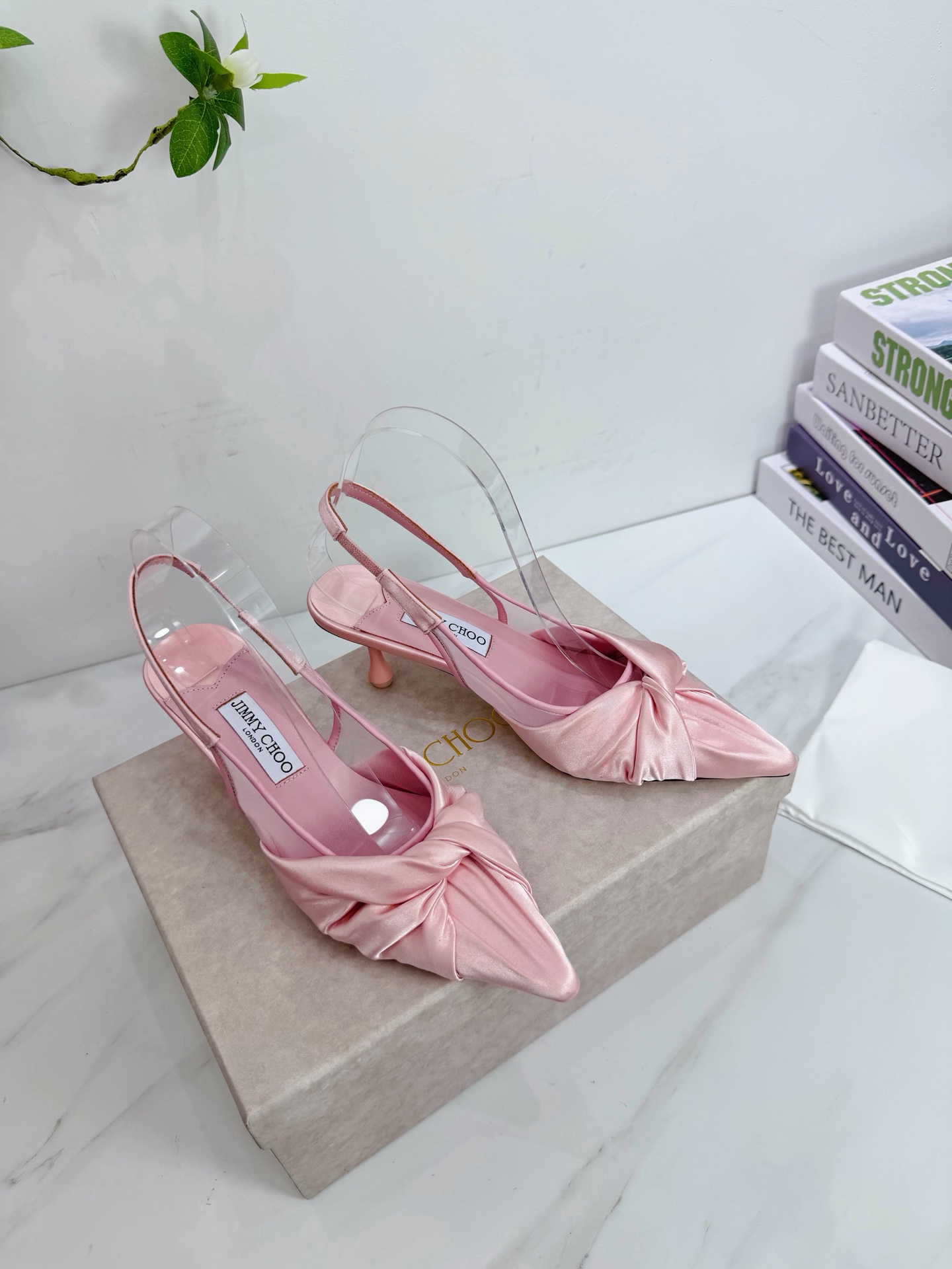 NO:786090,JIMMY CHOO is a very comprehensive and noble fashion lifestyle brand. It sells women's high-heeled, medium-heeled, and flat-heeled sandals series with the same watch straps from major fashion bloggers and celebrities in Hong Kong and the United States. The Australian pointed toe, round toe, and square toe series are simply beautiful. I fall in love with elegance and playful sense of the future. I want to own it right away just by looking at it, but you can really think about a pair of exquisite high heels~~~~~~~~~~~~~~~  This series is designed for extraordinary and indifferent women, thus creating a unique overall effect. Jimmy Choo designs products that inspire women to move forward and highlight their charm. 1 Fabric: Imported silk cloth 2 Lining Imported Italian lambskin super soft and delicate 3 Outsole Imported original Italian original color genuine leather outsole Heel height 6.5 4 Size 35-39 (40.41.42. Customized), high heels, jimmy choo, jimmy  choo,sandals,high heels,sheepskin,real silk,Leather soles19860909JIMMY CHOO(吉米周) 是一个非常全面之尊贵时尚生活品牌, 香港,美国等大时尚博主及明星的同款表带女士高跟,中跟,平跟后空凉鞋系列. 澳大利亚尖头 圆头,方头系列、简直是美上天了,爱上优雅、爱上俏皮的未来感,光看一眼便想马上拥有,但一双精致的高跟鞋确是可以想想滴～～～～～～～～～～～～～～～～～ 该系列专为超凡绝伦、无所谓的女士而设计,从而打造出别致的整体效果,Jimmy Choo 设计出激发女性一往无前的产品彰显魅力  1面料:进口真丝布 2内里 进口意制小羊皮超级柔软细腻  3大底 进口意大利原版原色真皮大底 跟高6.5 4码数 35一39(40.41.42.定制),高跟鞋,jimmy choo,jimmy choo,sandals,high heels,sheepskin,real silk,Leather soles,Women's Shoes