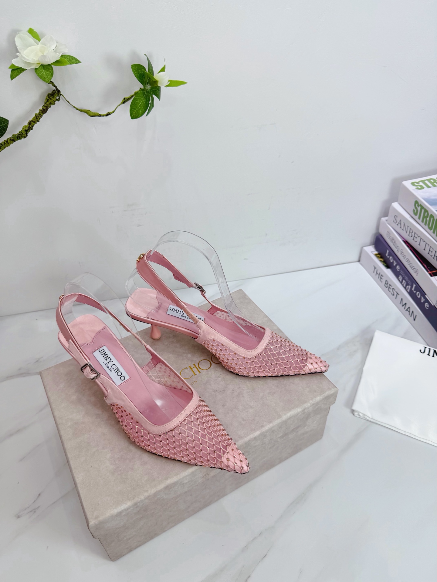 NO:786096,JIMMY CHOO is a very comprehensive and noble fashion lifestyle brand. It sells women's high-heeled, medium-heeled, and flat-heeled sandals series with the same watch straps from major fashion bloggers and celebrities in Hong Kong and the United States. The Australian pointed toe, round toe, and square toe series are simply beautiful. I fall in love with elegance and playful sense of the future. I want to own it right away just by looking at it, but you can really think about a pair of exquisite high heels~~~~~~~~~~~~~~~  This series is specially designed for extraordinary and indifferent women, thus creating a unique overall effect. Jimmy Choo designs products that inspire women to move forward and highlight their charm. 1 Fabric: Imported silk mesh with rhinestones. 2 Lining. Imported Italian lambskin, super soft and delicate. 3 Outsole. Imported Italian original original color genuine leather outsole. Heel height 6.5. 4 code number: 35-39 (40.41.42. Customized), high heels, jimmy.  choo,jimmy choo,sandals,high heels,sheepskin,real silk,Leather soles19860909JIMMY CHOO(吉米周) 是一个非常全面之尊贵时尚生活品牌, 香港,美国等大时尚博主及明星的同款表带女士高跟,中跟,平跟后空凉鞋系列. 澳大利亚尖头 圆头,方头系列、简直是美上天了,爱上优雅、爱上俏皮的未来感,光看一眼便想马上拥有,但一双精致的高跟鞋确是可以想想滴～～～～～～～～～～～～～～～～～ 该系列专为超凡绝伦、无所谓的女士而设计,从而打造出别致的整体效果,Jimmy Choo 设计出激发女性一往无前的产品彰显魅力  1面料:进口真丝网烫钻 2内里 进口意制小羊皮超级柔软细腻  3大底 进口意大利原版原色真皮大底 跟高6.5 4码数 35一39(40.41.42.定制),高跟鞋,jimmy choo,jimmy choo,sandals,high heels,sheepskin,real silk,Leather soles,Women's Shoes