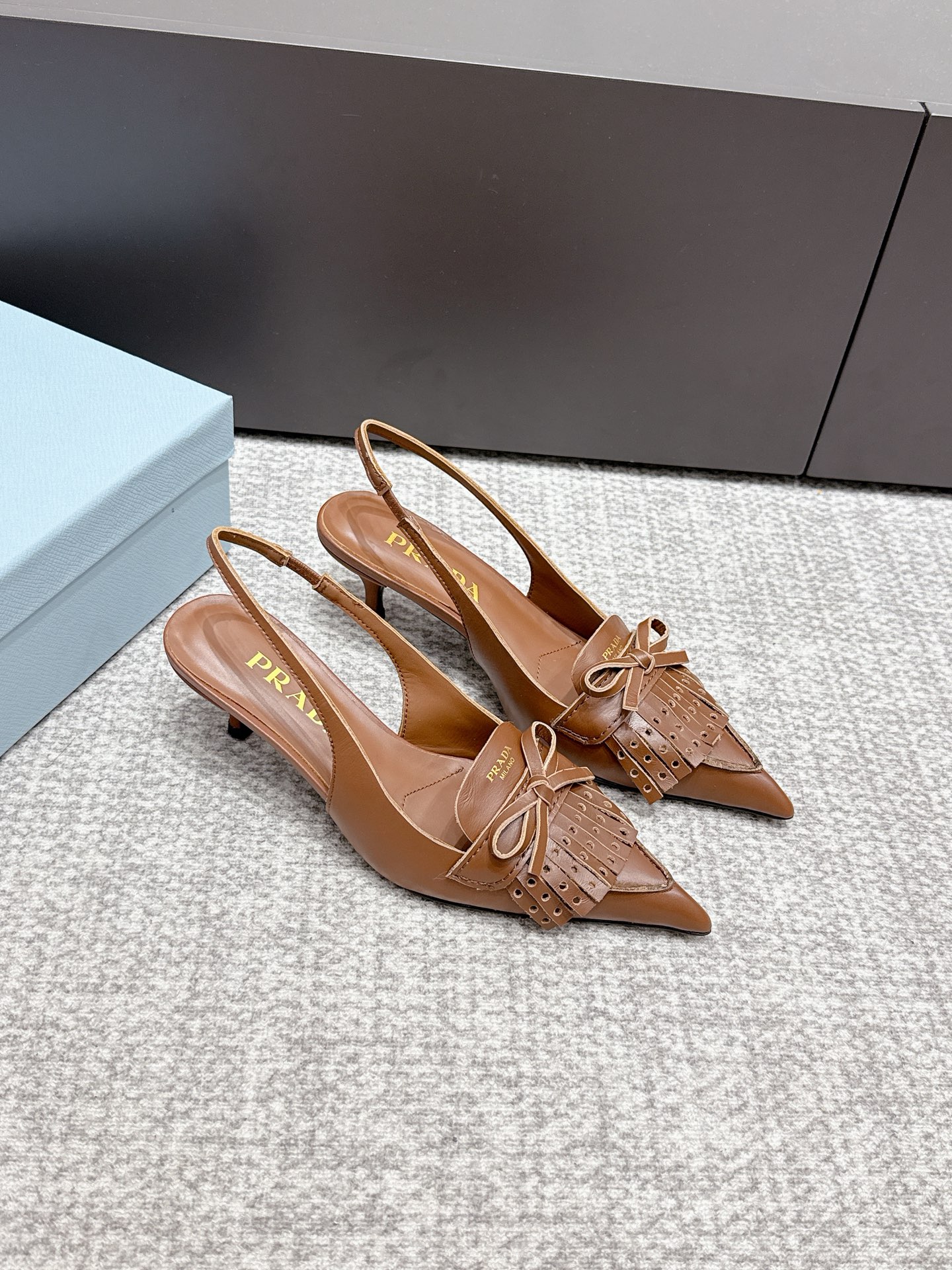 NO:786101,2026 SSS launches Prada’s latest long boots, sandals, thin heels, empty backs, and thick heels series——————————  PRADA's early spring T stage catwalk show is the same style as 'Dream Never Sleeps'. Prada can use it on important occasions. The fresh style has a bit of nobility. It is perfect to wear with this shoe. It is elegant and crystal clear, regardless of the material of various accessories.  , all are exclusively customized one to one, and must be zero distance from the original. The entire series is full of exciting and unexpected combinations of elements, different materials, textures of fabrics, and a strong artistic atmosphere, allowing you to appreciate the ever-changing style of Prada girls.  1 The upper is made of cowhide 2 The lining is imported sheepskin 3 The outsole is original Italian genuine leather outsole with a heel height of 5.5 4 original label feet, stock code number 35M-39M (40 41 42 customized, non-refundable and non-exchangeable)., high heels, prada, prada, sandals, boots, high heels, cowhide, sheepskin, Leather soles198609092026 SSS重磅推出普拉达最新长短靴,凉鞋单鞋,细跟,后空,粗跟系列  —————————— PRADA早春T台走秀网红同款＂造梦不夜城＂,Prada能在重要场合上用得上了,小清新风带点贵气的感觉,上脚非常完美穿搭配上此鞋,优雅大方,晶莹剔透,无论各种配件材质,都是独家一比一定制,必做到原版零距离,整个系列都充满了令人兴奋和意外的元素结合,不同的材质,肌理的面料的表现,具有极浓的艺术气息,让你领略Prada女孩的百变风格. 1鞋面釆用牛皮 2内里进口羊皮 3大底意大利原版原色真皮大底 跟高5.5 4原贴标垫脚, 现货码数35M-39M（40 41 42订做不退不换).,高跟鞋,prada,prada,sandals,boots,high heels,cowhide,sheepskin,Leather soles,Women's Shoes