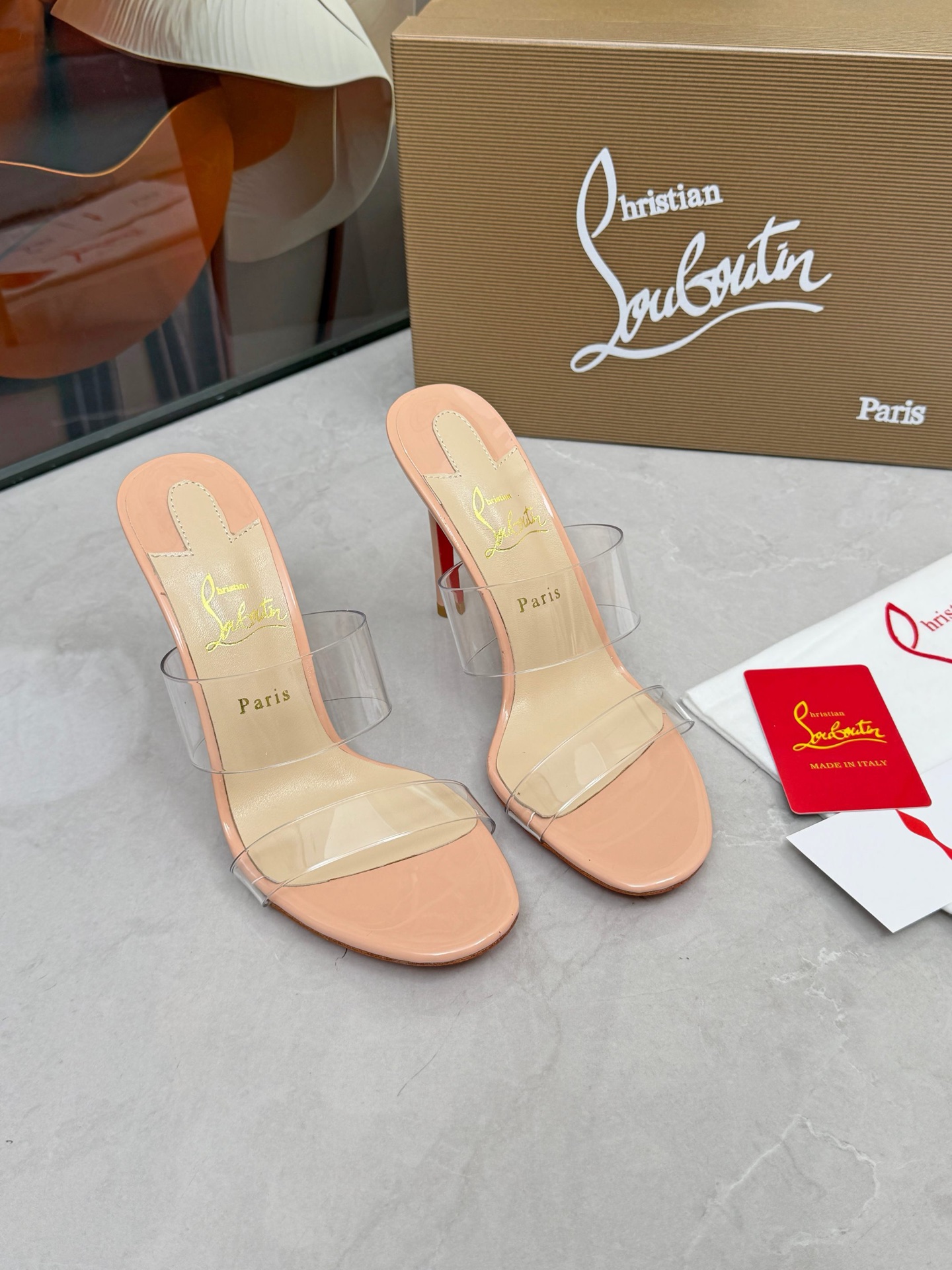 NO:786106,Christian Louboutin/Lu Boting CL red sole shoes 2056 spring and summer series of new products are launched. The creative and bold shoe design shows an avant-garde attitude and renews the urban style. Elegant and fashionable, it is inlaid with silver buckles and exquisite colorful crystals around the ankle. 1 Fabric: imported TPU 2 Lining Imported Italian lambskin super soft and delicate 3 Outsole Imported Italian original original color genuine leather sole Heel height 10.5 4 numbers  35-39 (40.41.42.43 customized), high heels, christian louboutin, high heels, sheepskin19860909ChristianLouboutin/路铂廷 CL红底鞋 2056 春夏系列新品登场,创意大胆的鞋履设计尽显前卫态度,焕新都市造型.优雅时尚上面镶有银色搭扣和精美环绕脚踝的五彩水晶. 1面料: 进口tpu 2内里 进口意制小羊皮超级柔软细腻  3大底 进口意大利原版原色真皮底 跟高10.5 4码数 35一39(40.41.42.43定制),高跟鞋,christian louboutin,high heels,sheepskin,Women's Shoes