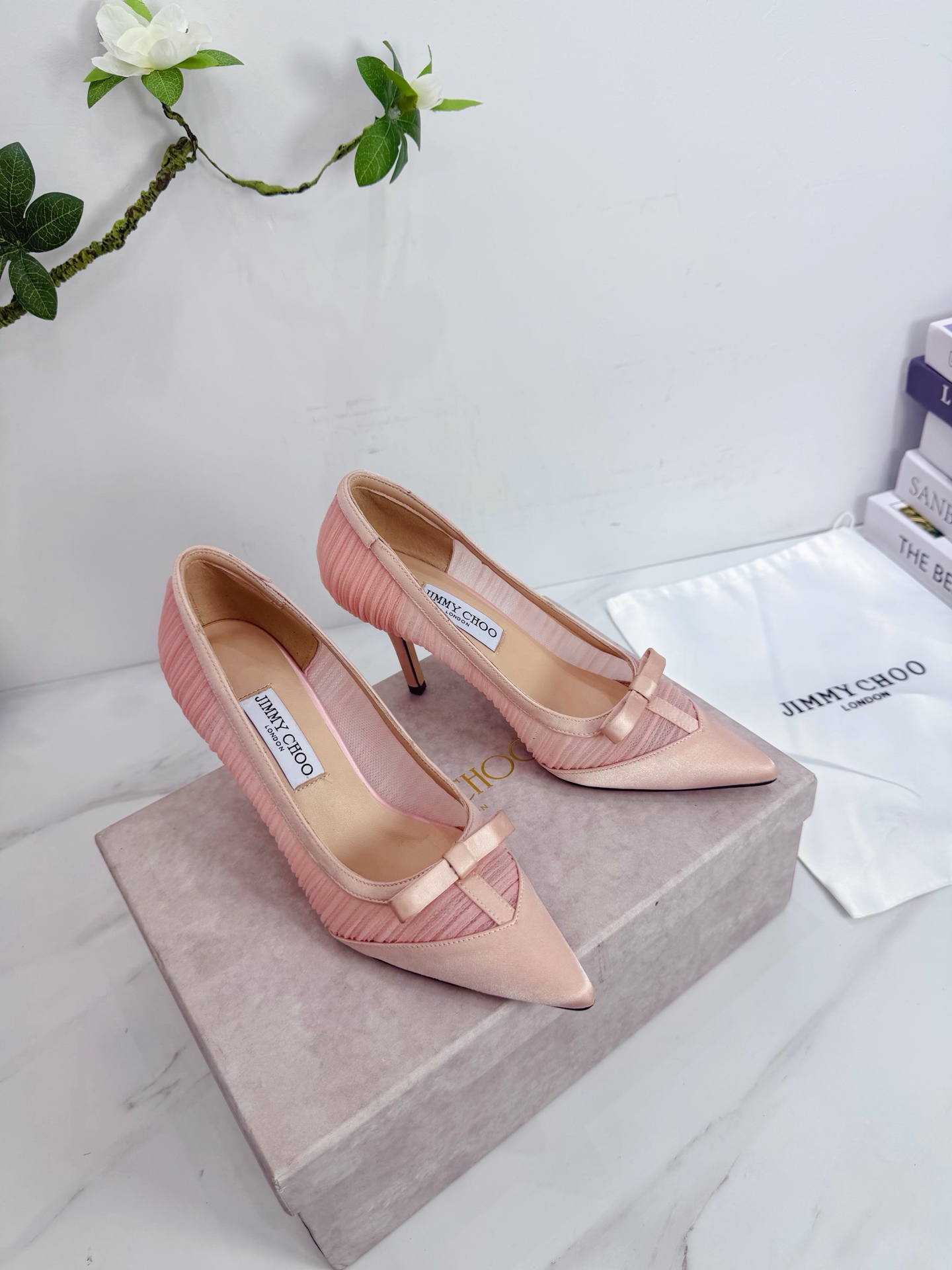 NO:786116,JIMMY CHOO is a very comprehensive and noble fashion lifestyle brand. It sells women's high-heeled, medium-heeled, and flat-heeled sandals series with the same watch straps from major fashion bloggers and celebrities in Hong Kong and the United States. The Australian pointed toe, round toe, and square toe series are simply beautiful. I fall in love with elegance and playful sense of the future. I want to own it right away just by looking at it, but you can really think about a pair of exquisite high heels~~~~~~~~~~~~~~~  This series is designed for extraordinary and indifferent women, thus creating a unique overall effect. Jimmy Choo designs products that inspire women to move forward and highlight their charm. 1 Fabric: Imported silk mesh 2 Lining Imported Italian lambskin super soft and delicate 3 Outsole Imported original Italian original color genuine leather outsole Heel height 8.5 4 Size 35-39 (40.41.42. Customized), high heels, jimmy choo, jimmy  choo,sandals,high heels,sheepskin,real silk,Leather soles19860909JIMMY CHOO(吉米周) 是一个非常全面之尊贵时尚生活品牌, 香港,美国等大时尚博主及明星的同款表带女士高跟,中跟,平跟后空凉鞋系列. 澳大利亚尖头 圆头,方头系列、简直是美上天了,爱上优雅、爱上俏皮的未来感,光看一眼便想马上拥有,但一双精致的高跟鞋确是可以想想滴～～～～～～～～～～～～～～～～～ 该系列专为超凡绝伦、无所谓的女士而设计,从而打造出别致的整体效果,Jimmy Choo 设计出激发女性一往无前的产品彰显魅力  1面料:进口真丝网 2内里 进口意制小羊皮超级柔软细腻  3大底 进口意大利原版原色真皮大底 跟高8.5 4码数 35一39(40.41.42.定制),高跟鞋,jimmy choo,jimmy choo,sandals,high heels,sheepskin,real silk,Leather soles,Women's Shoes