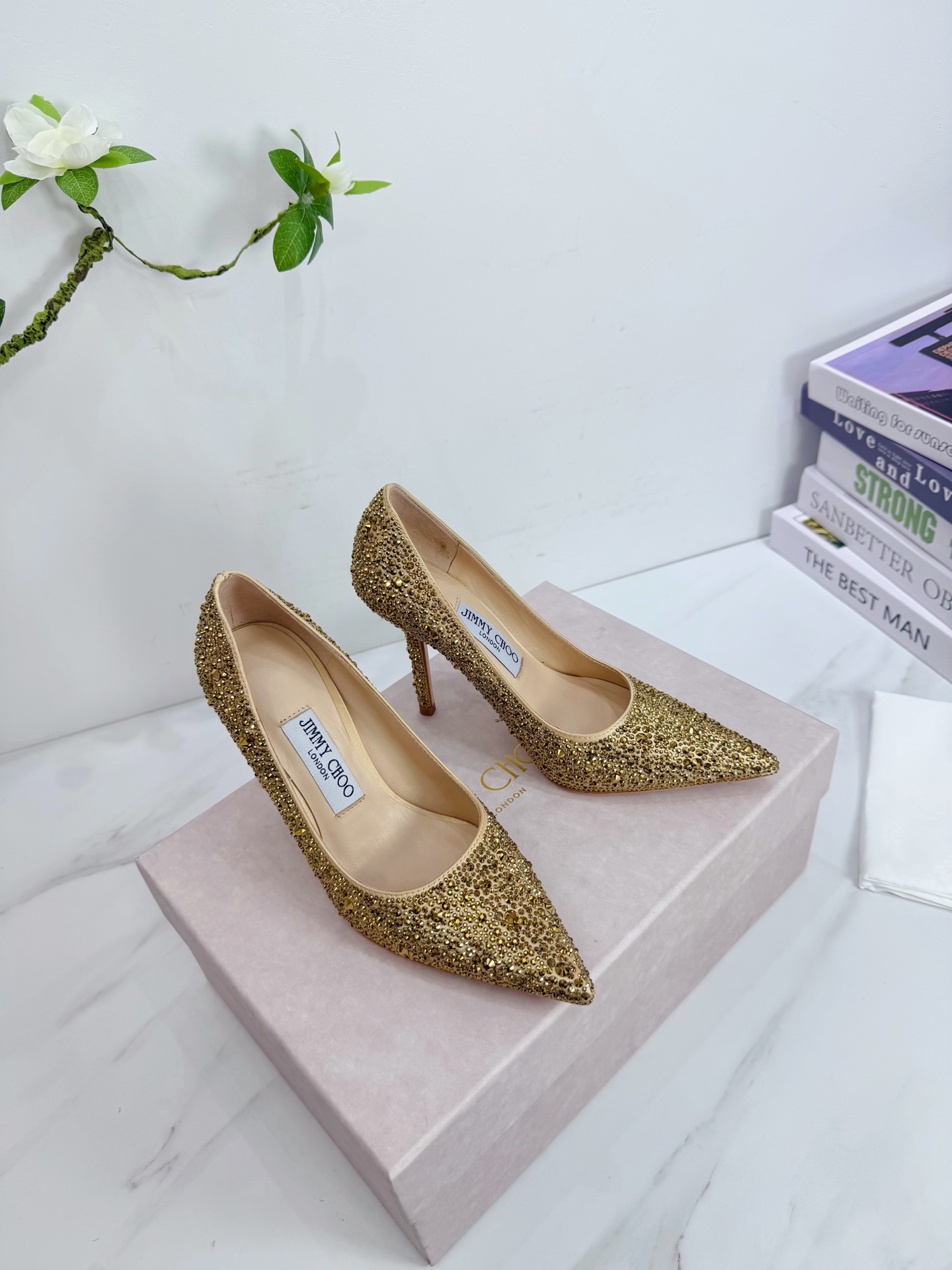 NO:786121,JIMMY CHOO is a very comprehensive and noble fashion lifestyle brand. It sells women's high-heeled, medium-heeled, and flat-heeled sandals series with the same watch straps from major fashion bloggers and celebrities in Hong Kong and the United States. The Australian pointed toe, round toe, and square toe series are simply beautiful. I fall in love with elegance and playful sense of the future. I want to own it right away just by looking at it, but you can really think about a pair of exquisite high heels~~~~~~~~~~~~~~~  This series is designed for extraordinary and indifferent women, thus creating a unique overall effect. Jimmy Choo designs products that inspire women to move forward and highlight their charm. 1 Fabric: Imported silk hot diamond 2 Lining Imported Italian lambskin super soft and delicate 3 Outsole Imported original Italian original color genuine leather outsole Heel height 10.0 4 Size 35-39 (40.41.42. Customized), high heels, jimmy  choo,jimmy choo,sandals,high heels,sheepskin,real silk,Leather soles19860909JIMMY CHOO(吉米周) 是一个非常全面之尊贵时尚生活品牌, 香港,美国等大时尚博主及明星的同款表带女士高跟,中跟,平跟后空凉鞋系列. 澳大利亚尖头 圆头,方头系列、简直是美上天了,爱上优雅、爱上俏皮的未来感,光看一眼便想马上拥有,但一双精致的高跟鞋确是可以想想滴～～～～～～～～～～～～～～～～～ 该系列专为超凡绝伦、无所谓的女士而设计,从而打造出别致的整体效果,Jimmy Choo 设计出激发女性一往无前的产品彰显魅力  1面料:进口真丝烫钻 2内里 进口意制小羊皮超级柔软细腻  3大底 进口意大利原版原色真皮大底 跟高10.0 4码数 35一39(40.41.42.定制),高跟鞋,jimmy choo,jimmy choo,sandals,high heels,sheepskin,real silk,Leather soles,Women's Shoes