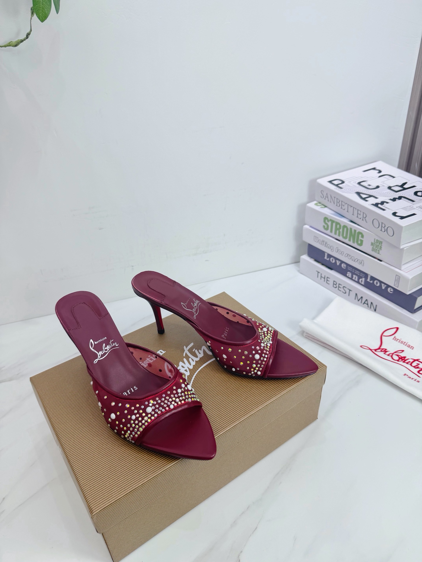 NO:869912,Christian Louboutin/Lu Boting CL red sole shoes 2056 spring and summer series of new products are launched. The creative and bold shoe design shows the avant-garde attitude and renews the urban style. Elegant and fashionable, it is inlaid with silver buckles and exquisite colorful crystals around the ankle. 1 Fabric: Imported silk mesh with rhinestones 2 Lining Imported Italian lambskin super soft and delicate 3 Outsole Imported Italian original original color genuine leather sole Heel height 8.5 4 Number of yards  35-39 (40.41.42. Customized), high heels and slippers, christian louboutin, high heels, slippers, sheepskin, real silk19860909ChristianLouboutin/路铂廷 CL红底鞋 2056 春夏系列新品登场,创意大胆的鞋履设计尽显前卫态度,焕新都市造型.优雅时尚上面镶有银色搭扣和精美环绕脚踝的五彩水晶. 1面料: 进口真丝网烫钻 2内里 进口意制小羊皮超级柔软细腻  3大底 进口意大利原版原色真皮底 跟高8.5 4码数 35一39(40.41.42.定制),高跟鞋拖鞋,christian louboutin,high heels,slippers,sheepskin,real silk,Women's Shoes