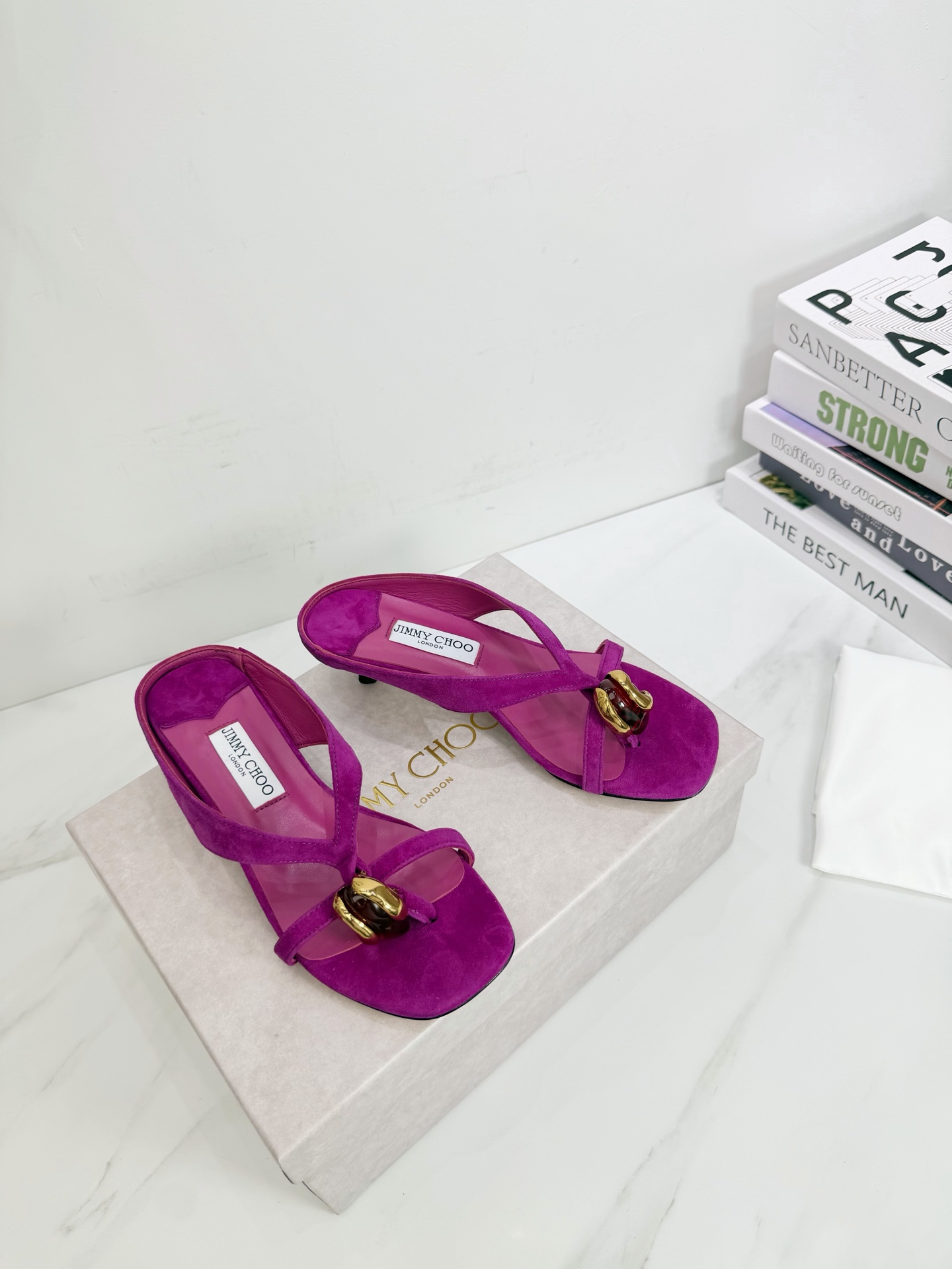 NO:925952,JIMMY CHOO is a very comprehensive and noble fashion lifestyle brand. It has a series of women's high-heeled, medium-heeled and flat-heeled sandals with the same watch straps from major fashion bloggers and celebrities in Hong Kong and the United States. The Australian pointed toe, round toe and square toe series are simply beautiful. I fall in love with elegance and playful sense of the future. I want to own it right away just by looking at it, but you can really think about a pair of exquisite high heels~~~~~~~~~~~~~~~~  This series is specially designed for extraordinary and indifferent women, thus creating a unique overall effect. Jimmy Choo designs products that inspire women to move forward and highlight their charm. 1 Fabric: Imported Yang Jing 2 Lining Imported Italian lambskin super soft and delicate 3 Outsole Imported original Italian original color genuine leather outsole Heel height 3.5 4 Size 35-39 (40.41.42. Customized), split-toe high heels, jimmy  choo,jimmy choo,sandals,high heels,sheepskin,sheep,Leather soles19860909JIMMY CHOO(吉米周) 是一个非常全面之尊贵时尚生活品牌, 香港,美国等大时尚博主及明星的同款表带女士高跟,中跟,平跟后空凉鞋系列. 澳大利亚尖头 圆头,方头系列、简直是美上天了,爱上优雅、爱上俏皮的未来感,光看一眼便想马上拥有,但一双精致的高跟鞋确是可以想想滴～～～～～～～～～～～～～～～～～ 该系列专为超凡绝伦、无所谓的女士而设计,从而打造出别致的整体效果,Jimmy Choo 设计出激发女性一往无前的产品彰显魅力  1面料:进口羊京 2内里 进口意制小羊皮超级柔软细腻  3大底 进口意大利原版原色真皮大底 跟高3.5 4码数 35一39(40.41.42.定制),分趾鞋高跟鞋,jimmy choo,jimmy choo,sandals,high heels,sheepskin,sheep,Leather soles,Women's Shoes