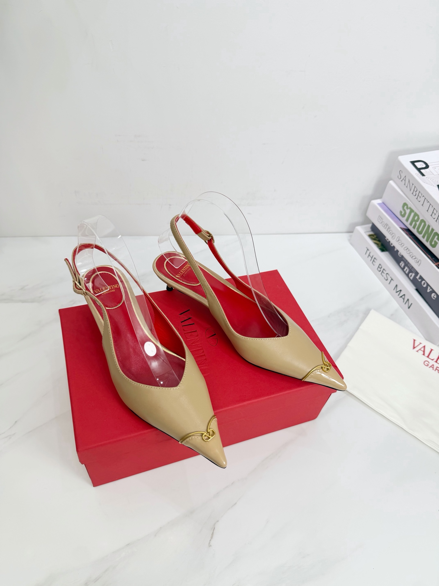 NO:905839,Valentino Valentino 2026ss new early spring products ———————————— Valentino Garavani’s classic “Roman Stud” series debuts in a new interpretation!  The latest original development, full of high-end feeling!  BS is extremely fashionable ~ High-end sheepskin upper, imported goatskin lining, outsole, original Italian leather outsole, heel height: 3.5, full set of original packaging, code number 35-39 (40.41.42 customized, non-returnable), sandals, valentino, valentino, sandals, sheepskin, Leather soles19860909Valentino 华伦天奴 2026ss早春新品  —————————————— Valentino Garavani 的经典“Roman Stud”系列以全新的诠释方式首发！最新原版开发 满满的高级感 ！BS时尚度爆棚～ 鞋面高端羊皮 内里进口山羊皮里 大底原版意大利真皮大底 跟高: 3.5 全套原版包装 码数35-39（40.41.42定做不退换）,凉鞋,valentino,valentino,sandals,sheepskin,Leather soles,Women's Shoes