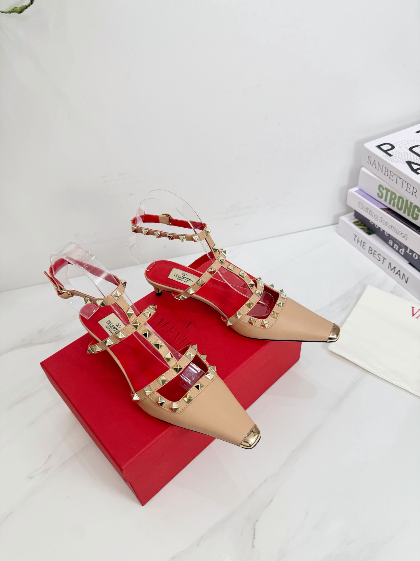 NO:905814,Valentino Valentino 2026ss new early spring products ———————————— Valentino Garavani’s classic “Roman Stud” series debuts in a new interpretation!  The latest original development, full of high-end feeling!  BS is extremely fashionable ~ High-end sheepskin upper, imported goatskin lining, outsole, original Italian leather outsole, heel height: 3.5, full set of original packaging, code number 35-39 (40.41.42 custom-made, non-returnable), high heels and sandals, valentino, valentino, sandals, high heels, sheepskin, Leather soles19860909Valentino 华伦天奴 2026ss早春新品  —————————————— Valentino Garavani 的经典“Roman Stud”系列以全新的诠释方式首发！最新原版开发 满满的高级感 ！BS时尚度爆棚～ 鞋面高端羊皮 内里进口山羊皮里 大底原版意大利真皮大底 跟高: 3.5 全套原版包装 码数35-39（40.41.42定做不退换）,高跟鞋凉鞋,valentino,valentino,sandals,high heels,sheepskin,Leather soles,Women's Shoes