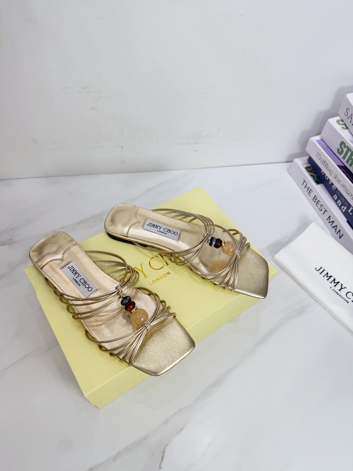 NO:925930,JIMMY CHOO is a very comprehensive and noble fashion lifestyle brand. It has a series of women's high-heeled, medium-heeled and flat-heeled sandals with the same watch straps from major fashion bloggers and celebrities in Hong Kong and the United States. The Australian pointed toe, round toe and square toe series are simply beautiful. I fall in love with elegance and playful sense of the future. I want to own it right away just by looking at it, but you can really think about a pair of exquisite high heels~~~~~~~~~~~~~~~~  This series is designed for extraordinary and indifferent women, thus creating a chic overall effect. Jimmy Choo designs products that inspire women to move forward and highlight their charm. 1 Fabric: Imported metallic sheepskin 2 Lining Imported Italian lambskin super soft and delicate 3 Outsole Imported original Italian original color genuine leather outsole Heel height 4 sizes 35 to 39 (40.41.42. Customized), slippers, jimmy choo, jimmy  choo,sandals,high heels,slippers,sheepskin,Leather soles19860909JIMMY CHOO(吉米周) 是一个非常全面之尊贵时尚生活品牌, 香港,美国等大时尚博主及明星的同款表带女士高跟,中跟,平跟后空凉鞋系列. 澳大利亚尖头 圆头,方头系列、简直是美上天了,爱上优雅、爱上俏皮的未来感,光看一眼便想马上拥有,但一双精致的高跟鞋确是可以想想滴～～～～～～～～～～～～～～～～～ 该系列专为超凡绝伦、无所谓的女士而设计,从而打造出别致的整体效果,Jimmy Choo 设计出激发女性一往无前的产品彰显魅力  1面料:进口金属羊皮 2内里 进口意制小羊皮超级柔软细腻  3大底 进口意大利原版原色真皮大底 跟高 4码数 35一39(40.41.42.定制),拖鞋,jimmy choo,jimmy choo,sandals,high heels,slippers,sheepskin,Leather soles,Women's Shoes
