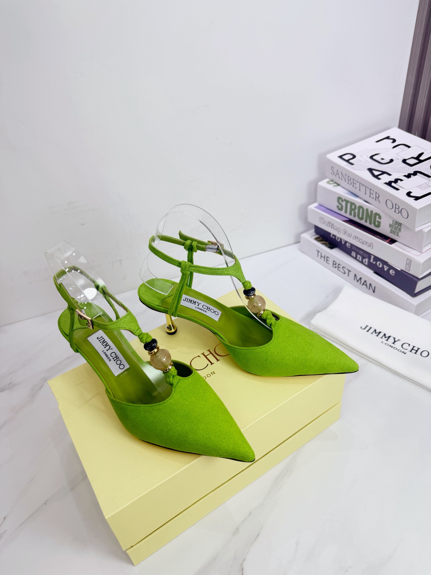 NO:925897,JIMMY CHOO is a very comprehensive and noble fashion lifestyle brand. It sells women's high-heeled, medium-heeled, and flat-heeled sandals series with the same watch straps from major fashion bloggers and celebrities in Hong Kong and the United States. The Australian pointed toe, round toe, and square toe series are simply beautiful. I fall in love with elegance and playful sense of the future. I want to own it right away just by looking at it, but you can really think about a pair of exquisite high heels~~~~~~~~~~~~~~~  This series is specially designed for extraordinary and indifferent women, thus creating a unique overall effect. Jimmy Choo designs products that inspire women to move forward and highlight their charm. 1 Fabric: Imported Yangjing 2 Lining Imported Italian lambskin super soft and delicate 3 Outsole Imported original Italian original color genuine leather outsole Heel height 6.5 4 Size 35-39 (40.41.42. Customized), high-heeled sandals, jimmy  choo,jimmy choo,sandals,high heels,sheepskin,sheep,Leather soles19860909JIMMY CHOO(吉米周) 是一个非常全面之尊贵时尚生活品牌, 香港,美国等大时尚博主及明星的同款表带女士高跟,中跟,平跟后空凉鞋系列. 澳大利亚尖头 圆头,方头系列、简直是美上天了,爱上优雅、爱上俏皮的未来感,光看一眼便想马上拥有,但一双精致的高跟鞋确是可以想想滴～～～～～～～～～～～～～～～～～ 该系列专为超凡绝伦、无所谓的女士而设计,从而打造出别致的整体效果,Jimmy Choo 设计出激发女性一往无前的产品彰显魅力  1面料:进口羊京 2内里 进口意制小羊皮超级柔软细腻  3大底 进口意大利原版原色真皮大底 跟高6.5 4码数 35一39(40.41.42.定制),高跟鞋凉鞋,jimmy choo,jimmy choo,sandals,high heels,sheepskin,sheep,Leather soles,Women's Shoes