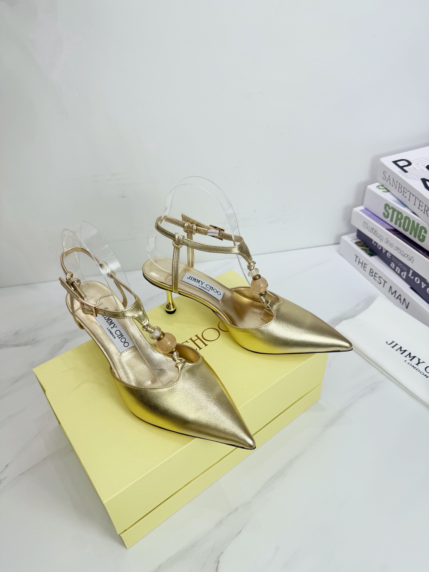 NO:925908,JIMMY CHOO is a very comprehensive and noble fashion lifestyle brand. It has a series of women's high-heeled, medium-heeled and flat-heeled sandals with the same watch straps from major fashion bloggers and celebrities in Hong Kong and the United States. The Australian pointed toe, round toe and square toe series are simply beautiful. I fall in love with elegance and playful sense of the future. I want to own it right away just by looking at it, but you can really think about a pair of exquisite high heels~~~~~~~~~~~~~~~~  This series is designed for extraordinary and indifferent women, thus creating a unique overall effect. Jimmy Choo designs products that inspire women to move forward and highlight their charm. 1 Fabric: Imported metallic sheepskin 2 Lining Imported Italian lambskin super soft and delicate 3 Outsole Imported Italian original original color genuine leather outsole Heel height 6.5 4 Size 35-39 (40.41.42. Customized), high-heeled sandals, jimmy  choo,jimmy choo,sandals,high heels,sheepskin,Leather soles19860909JIMMY CHOO(吉米周) 是一个非常全面之尊贵时尚生活品牌, 香港,美国等大时尚博主及明星的同款表带女士高跟,中跟,平跟后空凉鞋系列. 澳大利亚尖头 圆头,方头系列、简直是美上天了,爱上优雅、爱上俏皮的未来感,光看一眼便想马上拥有,但一双精致的高跟鞋确是可以想想滴～～～～～～～～～～～～～～～～～ 该系列专为超凡绝伦、无所谓的女士而设计,从而打造出别致的整体效果,Jimmy Choo 设计出激发女性一往无前的产品彰显魅力  1面料:进口金属羊皮 2内里 进口意制小羊皮超级柔软细腻  3大底 进口意大利原版原色真皮大底 跟高6.5 4码数 35一39(40.41.42.定制),高跟鞋凉鞋,jimmy choo,jimmy choo,sandals,high heels,sheepskin,Leather soles,Women's Shoes