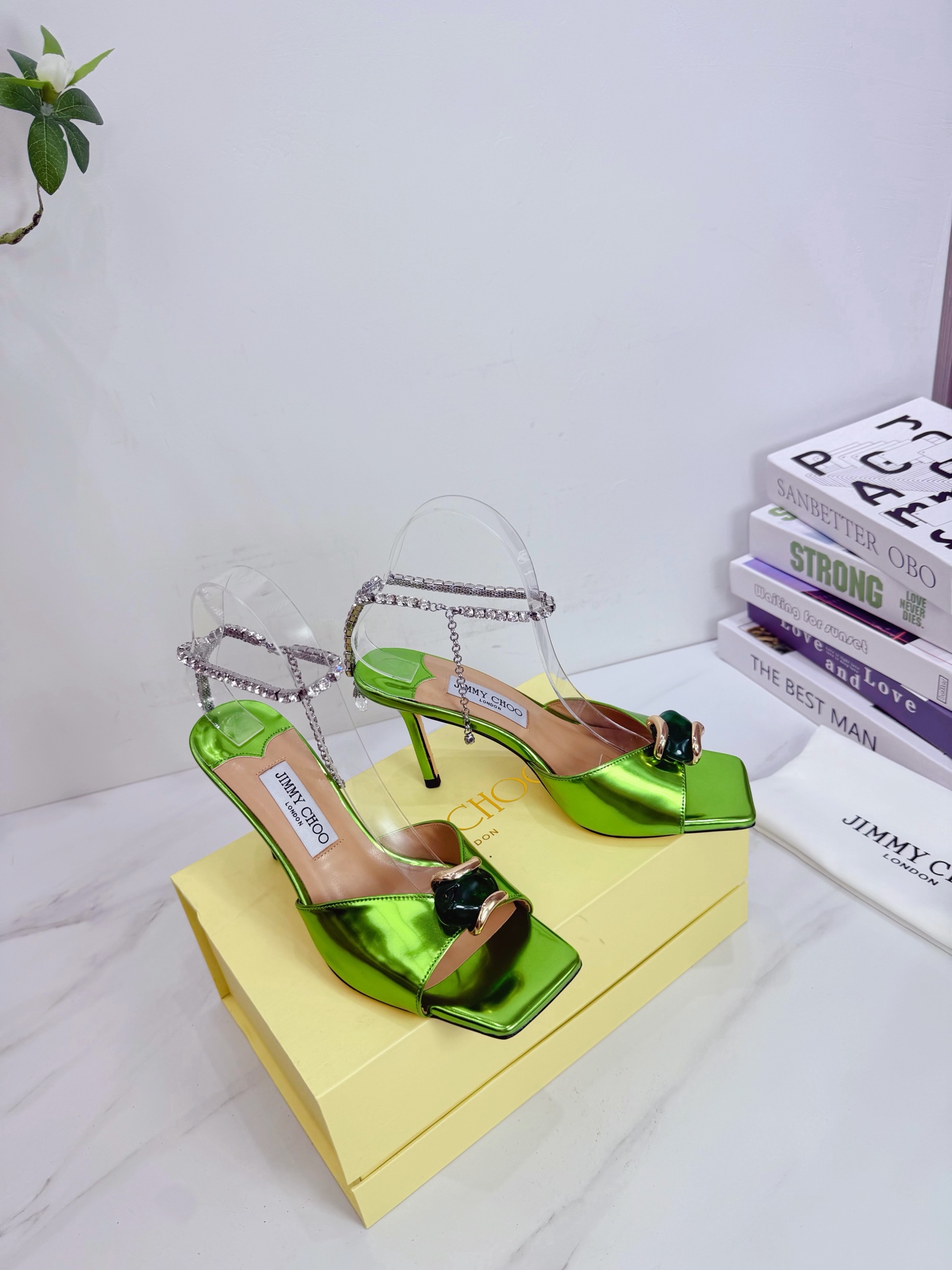 NO:925971,JIMMY CHOO is a very comprehensive and noble fashion lifestyle brand. It has a series of women's high-heeled, medium-heeled and flat-heeled sandals with the same watch straps from major fashion bloggers and celebrities in Hong Kong and the United States. The Australian pointed toe, round toe and square toe series are simply beautiful. I fall in love with elegance and playful sense of the future. I want to own it right away just by looking at it, but you can really think about a pair of exquisite high heels~~~~~~~~~~~~~~~~  This series is designed for extraordinary and indifferent women, thus creating a unique overall effect. Jimmy Choo designs products that inspire women to move forward and highlight their charm. 1 Fabric: Imported metallic patent leather 2 Lining Imported Italian lambskin super soft and delicate 3 Outsole Imported original Italian original color genuine leather outsole Heel height 8.5 4 Size 35-39 (40.41.42. Customized), high-heeled sandals, jimmy  choo,jimmy choo,sandals,high heels,sheepskin,Leather soles19860909JIMMY CHOO(吉米周) 是一个非常全面之尊贵时尚生活品牌, 香港,美国等大时尚博主及明星的同款表带女士高跟,中跟,平跟后空凉鞋系列. 澳大利亚尖头 圆头,方头系列、简直是美上天了,爱上优雅、爱上俏皮的未来感,光看一眼便想马上拥有,但一双精致的高跟鞋确是可以想想滴～～～～～～～～～～～～～～～～～ 该系列专为超凡绝伦、无所谓的女士而设计,从而打造出别致的整体效果,Jimmy Choo 设计出激发女性一往无前的产品彰显魅力  1面料:进口金属漆皮 2内里 进口意制小羊皮超级柔软细腻  3大底 进口意大利原版原色真皮大底 跟高8.5 4码数 35一39(40.41.42.定制),高跟鞋凉鞋,jimmy choo,jimmy choo,sandals,high heels,sheepskin,Leather soles,Women's Shoes