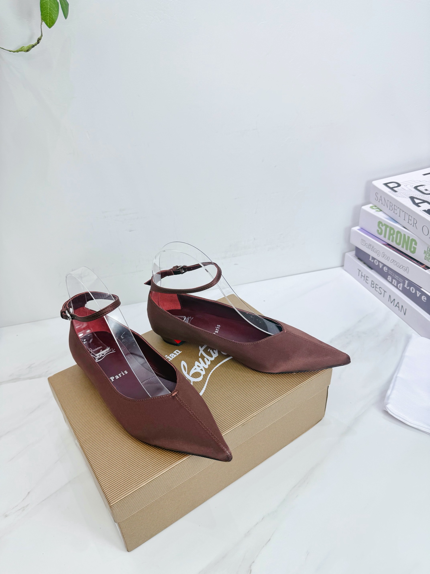 NO:925836,Christian Louboutin/Lu Boting CL red sole shoes 2056 spring and summer series of new products are launched. The creative and bold shoe design shows an avant-garde attitude and renews the urban style. Elegant and fashionable, it is inlaid with silver buckles and exquisite colorful crystals around the ankle. 1 Fabric: Imported silk 2 Lining Imported Italian lambskin super soft and delicate 3 Outsole Imported Italian original original color genuine leather sole Heel height 2.0 4 yards  35-39 (40.41.42. Customized),sandals,christian louboutin,sandals,sheepskin,real silk19860909ChristianLouboutin/路铂廷 CL红底鞋 2056 春夏系列新品登场,创意大胆的鞋履设计尽显前卫态度,焕新都市造型.优雅时尚上面镶有银色搭扣和精美环绕脚踝的五彩水晶. 1面料: 进口真丝 2内里 进口意制小羊皮超级柔软细腻  3大底 进口意大利原版原色真皮底 跟高2.0 4码数 35一39(40.41.42.定制),凉鞋,christian louboutin,sandals,sheepskin,real silk,Women's Shoes
