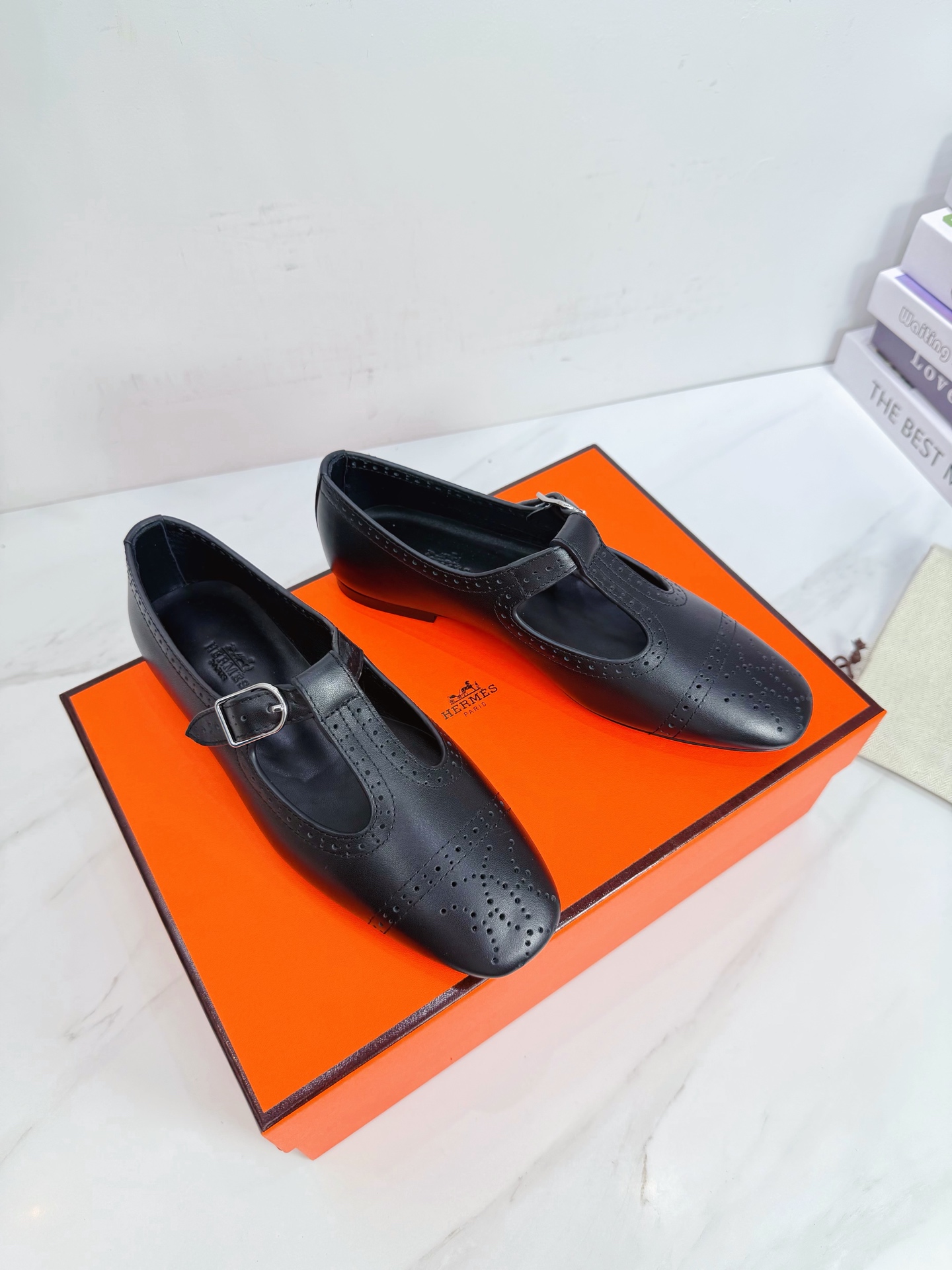 NO:925821,Hermes Hermès top version, original version 11 developed, this year H family short boots are few, but every one is a classic, this one is no exception, with a slender last shape, giving people a very different feeling!  It is also very stable when walking, and you will not feel tired at all. The pointed stiletto heel design is versatile, classic and fashionable. Original metal fasteners ~~~~~~~~~~~~~~~~~ 1 Fabric: Imported cowhide 2 Lining Imported Italian water-dyed cowhide super soft and delicate 3 Outsole Italian original original color private model leather outsole 4 sizes  35-39 (40.41.42 customized),Mary Jane,hermes,hermes,boots,mary jane,cowhide,Leather soles19860909Hermes 爱马仕 顶级版本 原版11开发今年H家短靴出得少 但是每出一款都是经典 这款也不例外 搭配修长的楦形 给人很不一样的感觉！走路也非常的稳,一点都不会觉得累,尖头的细跟设计 百搭经典时尚 原版金属扣件～～～～～～～～～～～～～～～～～  1面料:进口牛皮 2内里 进口意制水染牛皮超级柔软细腻 3大底 意大利原版原色私模真皮大底 4码数 35一39(40.41.42定制),玛丽珍,hermes,hermes,boots,mary jane,cowhide,Leather soles,Women's Shoes