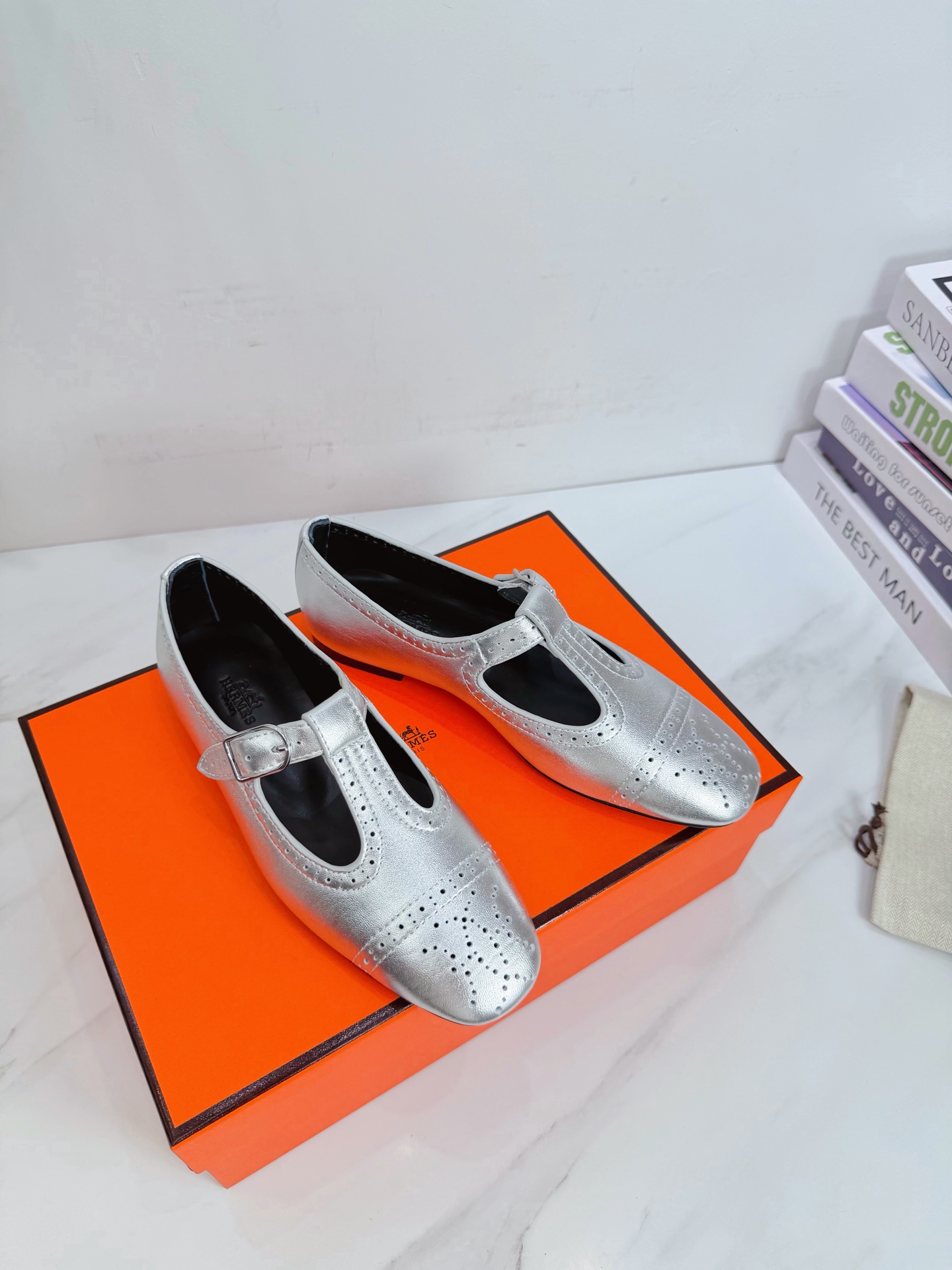 NO:925828,Hermes Hermès top version, original version 11 developed, this year H family short boots are few, but every one is a classic, this one is no exception, with a slender last shape, giving people a very different feeling!  It is also very stable when walking, and you will not feel tired at all. The pointed stiletto heel design is versatile, classic and fashionable. Original metal fasteners ~~~~~~~~~~~~~~~~~ 1 Fabric: Imported sheepskin 2 Lining Imported Italian water-dyed cowhide super soft and delicate 3 Outsole Italian original original color private model leather outsole 4 sizes  35-39 (customized 40.41.42),Mary Jane,hermes,hermes,boots,mary jane,cowhide,sheepskin,Leather soles19860909Hermes 爱马仕 顶级版本 原版11开发今年H家短靴出得少 但是每出一款都是经典 这款也不例外 搭配修长的楦形 给人很不一样的感觉！走路也非常的稳,一点都不会觉得累,尖头的细跟设计 百搭经典时尚 原版金属扣件～～～～～～～～～～～～～～～～～  1面料:进口羊皮 2内里 进口意制水染牛皮超级柔软细腻 3大底 意大利原版原色私模真皮大底 4码数 35一39(40.41.42定制),玛丽珍,hermes,hermes,boots,mary jane,cowhide,sheepskin,Leather soles,Women's Shoes