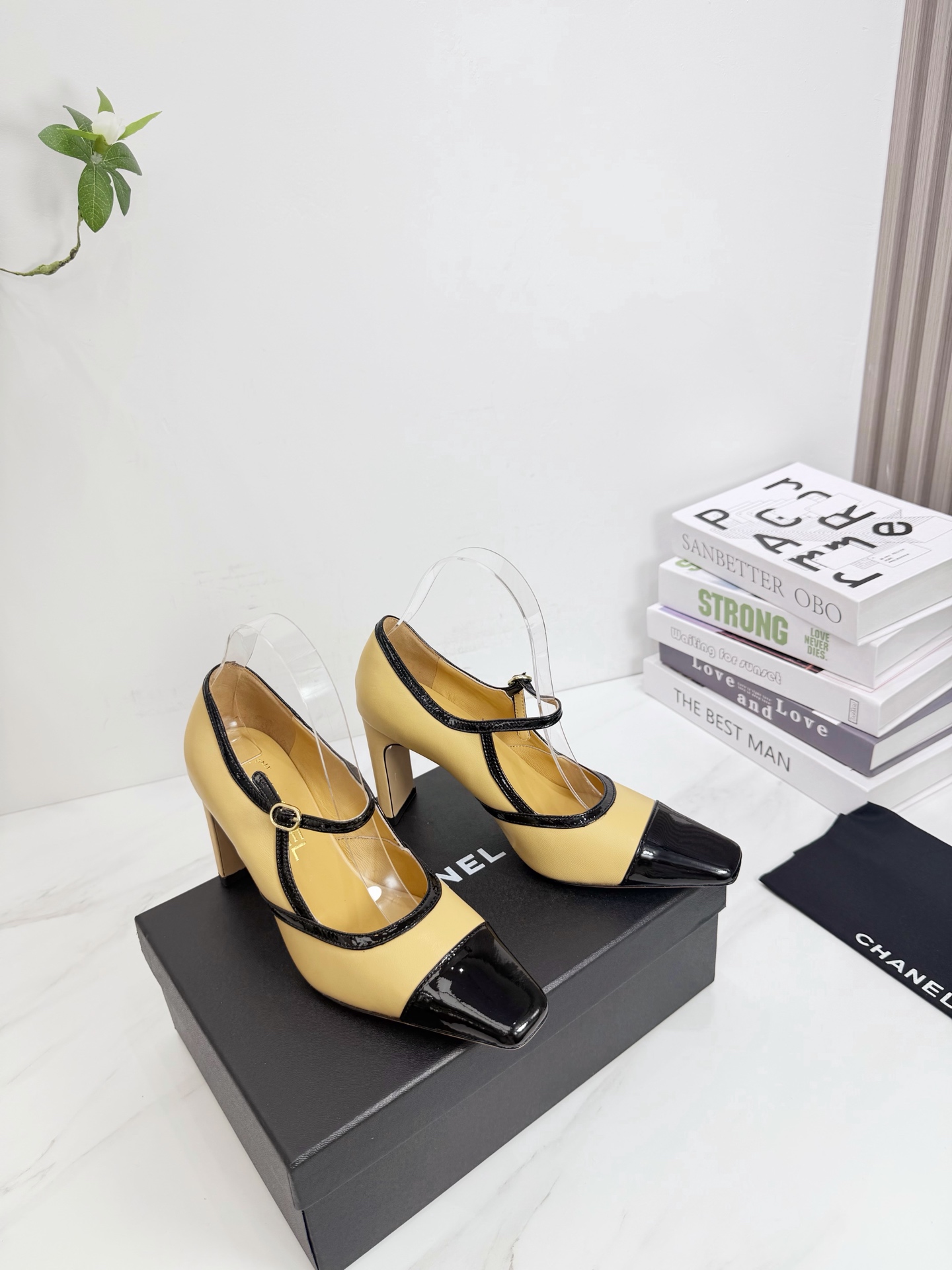 NO:925806,CHANEL 2026 spring Martin boots, sandals, slippers, the latest model, European purchasing agency & fragrance grandma's new fashion latest version, small fragrance Martin boots and shoes that exude lasting charm ~ the original development supports the market to arbitrarily compare the so-called smooth and natural lines to restore the original appearance. Many stars have recommended it. One of the must-have items for the beginning of spring. Super comfortable on the feet, really fragrant series... 1 fabric: imported sheepskin 2 lining imported sheepskin 3 outsole  Imported Italian original original color genuine leather outsole with height 8.5, 4 sizes, 35 to 39 (40.41.42. Customized), Mary Jane, chanel, sandals, boots, mary jane, slippers, sheepskin, Leather soles19860909CHANEL 2026 春季马丁靴单鞋凉鞋拖鞋最新款 欧洲代购&香奶奶家新款时尚最新版面 散发持久魅力的小香马丁靴鞋～原版开发支持市场任意对比所谓线条流畅自然 做到恢复原版模样 众多明星纷纷推荐 开春必火单品之一.上脚超级的舒适哦,真香系列…  1面料:进口羊皮 2内里 进口羊皮 3大底 进口意大利原版原色真皮大底跟高8.5 4码数 35一39(40.41.42.定制),玛丽珍,chanel,sandals,boots,mary jane,slippers,sheepskin,Leather soles,Women's Shoes