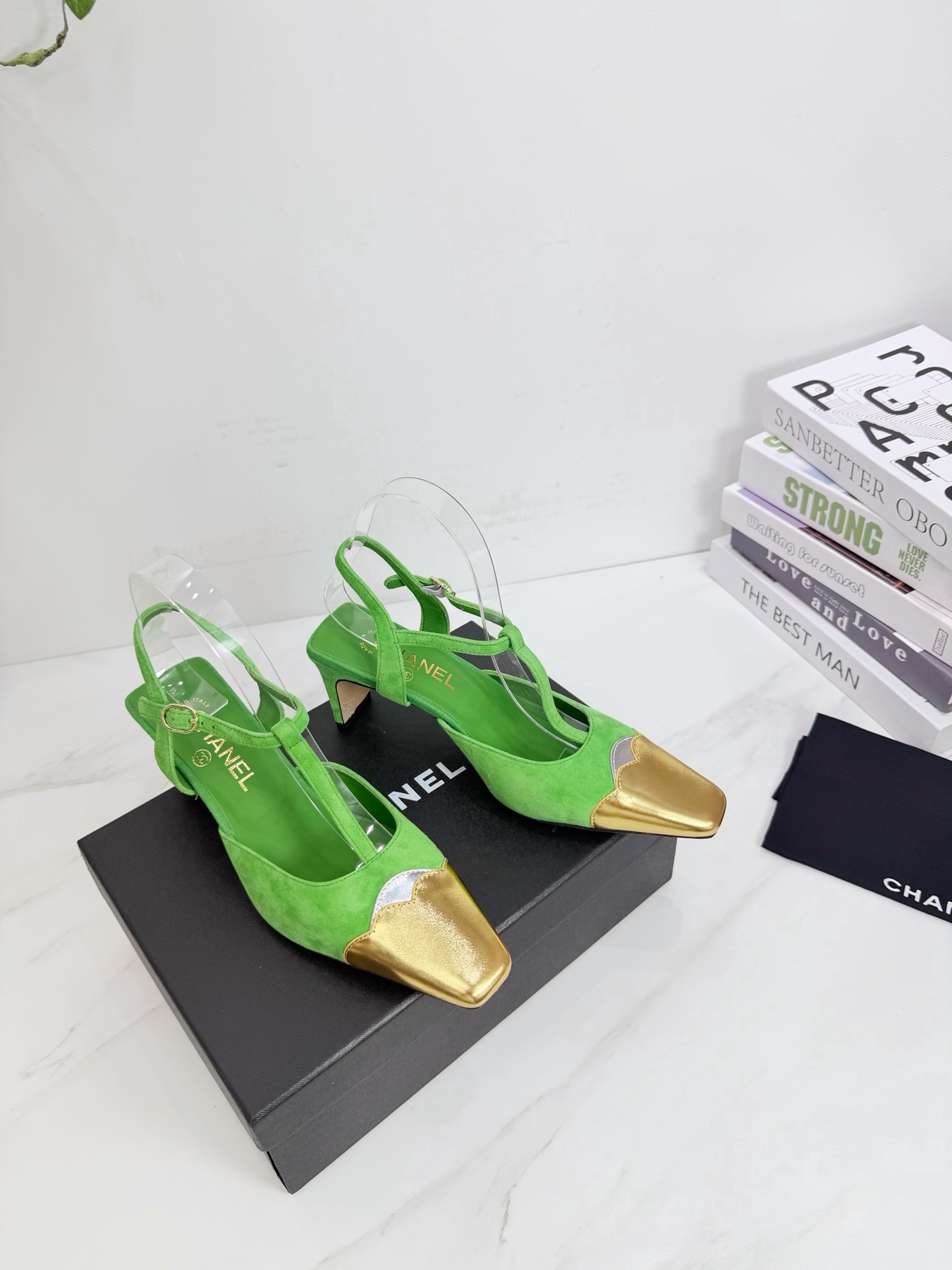 NO:925783,CHANEL 2026 spring Martin boots, single shoes, sandals and slippers, the latest model, European purchasing agency & fragrance grandma's new fashion latest layout, small fragrant Martin boots and shoes that exude lasting charm ~ the original development supports the market to arbitrarily compare the so-called smooth and natural lines to restore the original appearance. Many stars have recommended it. One of the must-have items for the beginning of spring. Super comfortable on the feet, really fragrant series... 1 fabric: imported Yangjing 2 lining imported sheepskin 3 outsole  Imported Italian original original color genuine leather outsole with height 6.5, 4 sizes 35 to 39 (40.41.42. Customized), high heels and sandals, chanel, sandals, boots, high heels, slippers, sheepskin, sheep, Leather soles19860909CHANEL 2026 春季马丁靴单鞋凉鞋拖鞋最新款 欧洲代购&香奶奶家新款时尚最新版面 散发持久魅力的小香马丁靴鞋～原版开发支持市场任意对比所谓线条流畅自然 做到恢复原版模样 众多明星纷纷推荐 开春必火单品之一.上脚超级的舒适哦,真香系列…  1面料:进口羊京 2内里 进口羊皮 3大底 进口意大利原版原色真皮大底跟高6.5 4码数 35一39(40.41.42.定制),高跟鞋凉鞋,chanel,sandals,boots,high heels,slippers,sheepskin,sheep,Leather soles,Women's Shoes