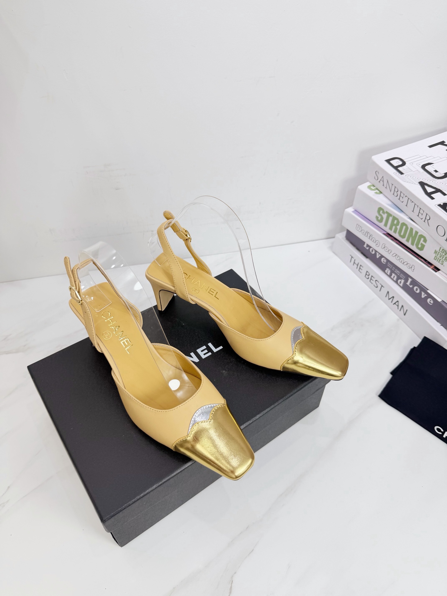 NO:925793,CHANEL 2026 spring Martin boots, sandals, slippers, the latest model, European purchasing agency & fragrance grandma's new fashion latest version, small fragrance Martin boots and shoes that exude lasting charm ~ the original development supports the market to arbitrarily compare the so-called smooth and natural lines to restore the original appearance. Many stars have recommended it. One of the must-have items for the beginning of spring. Super comfortable on the feet, really fragrant series... 1 fabric: imported sheepskin 2 lining imported sheepskin 3 outsole  Imported Italian original original color genuine leather outsole with height 6.5, 4 sizes 35 to 39 (40.41.42. Customized), high heels and sandals, chanel, sandals, boots, high heels, slippers, sheepskin, Leather soles19860909CHANEL 2026 春季马丁靴单鞋凉鞋拖鞋最新款 欧洲代购&香奶奶家新款时尚最新版面 散发持久魅力的小香马丁靴鞋～原版开发支持市场任意对比所谓线条流畅自然 做到恢复原版模样 众多明星纷纷推荐 开春必火单品之一.上脚超级的舒适哦,真香系列…  1面料:进口羊皮 2内里 进口羊皮 3大底 进口意大利原版原色真皮大底跟高6.5 4码数 35一39(40.41.42.定制),高跟鞋凉鞋,chanel,sandals,boots,high heels,slippers,sheepskin,Leather soles,Women's Shoes