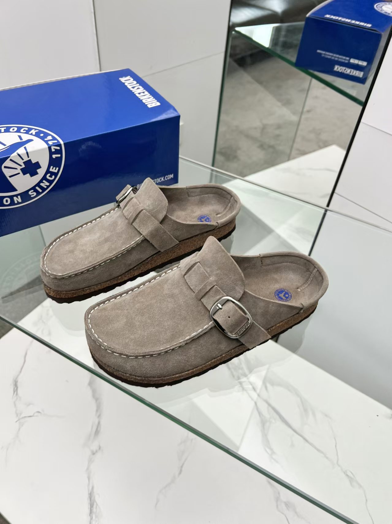 NO:238779,#Birkenstock #Birkenstock #Birkenstock slippers Classic Birkenstock bag-toe slippers, whose structure is ergonomic design, makes the foot bed perfectly fit the curve of the feet. In short, it is comfortable to put on and off, and is fashionable and versatile. Fabric: imported beef cube foot pad: beef cube sole: wood bran sole Size: men and women same style 37-45 Factory direct sales, fast shipping, semi-torn, birdstock, slippers19860909#Birkenstock #勃肯 #勃肯拖鞋 经典款勃肯包头拖鞋,其构造鉴于人体工学设计,使脚床的构造完美的贴合脚的弧度,简单来说就是,上脚舒适,穿脱方便,潮而百搭 面料:进口牛猄 垫脚:牛猄 鞋底:木糠底 尺码:男女同款37-45 工厂直销,出货快,半拖,birkenstock,slippers,Women's Shoes