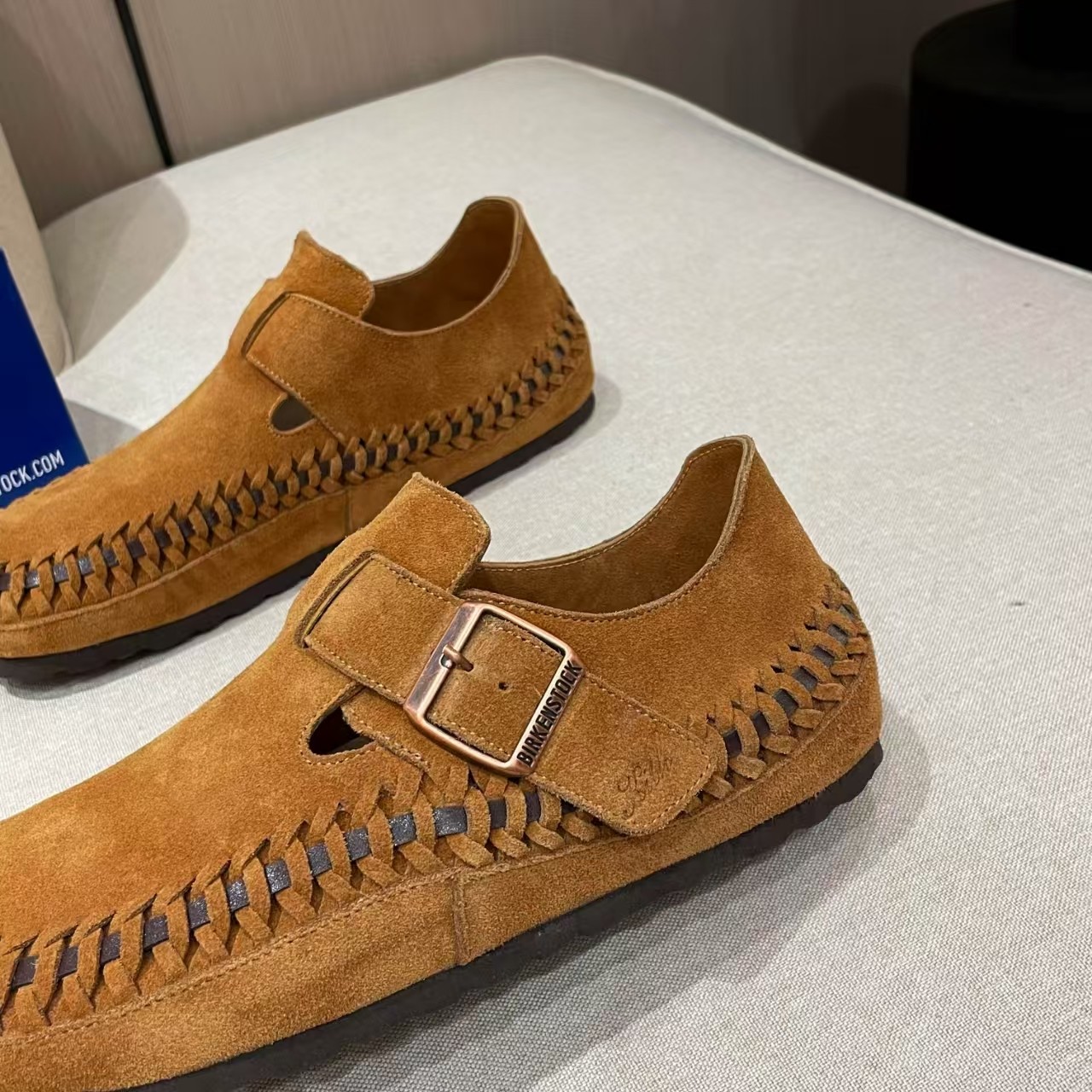 NO:240895,#Birkenstock #Birkenstock #Birkenstock co-branded model The classic Birkenstock bag head, its structure is based on the ergonomic design, making the foot bed perfectly fit the curve of the foot. In short, it is comfortable to put on and take off, fashionable and versatile Fabric: cowhide Inner: sheepskin Foot pad: cow sole: wood bran sole Size: men and women 36-45 Direct sales in factory, fast shipping, loafers, birdenstock, loafers, cowhide, sheepskin19860909#Birkenstock #勃肯 #勃肯联名款 经典款勃肯包头,其构造鉴于人体工学设计,使脚床的构造完美的贴合脚的弧度,简单来说就是,上脚舒适,穿脱方便,潮而百搭 面料:牛皮 内里:羊皮 垫脚:牛猄 鞋底:木糠底 尺码:男女同款36-45 工厂直销,出货快,乐福鞋,birkenstock,loafers,cowhide,sheepskin,Women's Shoes