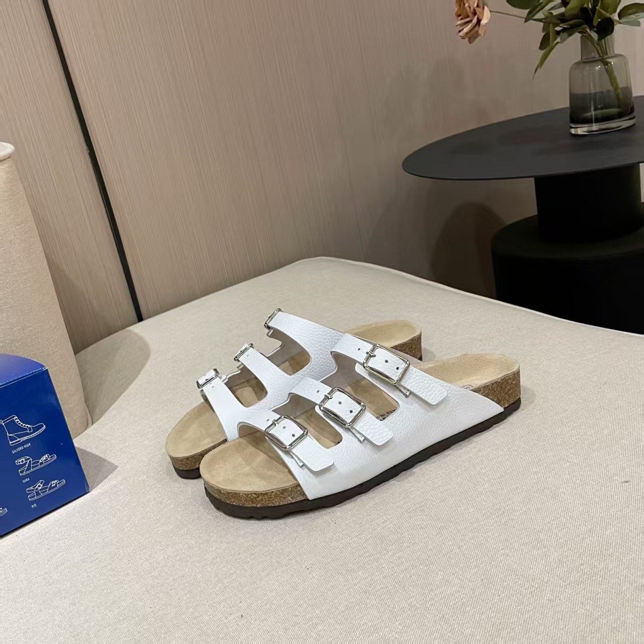 NO:240887,#Birkenstock #Birkenstock #Birkenstock co-branded model The classic Birkenstock bag head, its structure is based on the ergonomic design, making the foot bed perfectly fit the curve of the feet. In short, it is comfortable to put on and take off, fashionable and versatile. Fabric lychee cowhide. Inner: sheepskin. Foot pad: cow sole: wood bran sole. Size: men and women. 36-45. Direct sales in factory, fast shipping [snake pattern], slippers, birdkenstock, slippers, cowhide, sheepskin.19860909#Birkenstock #勃肯 #勃肯联名款 经典款勃肯包头,其构造鉴于人体工学设计,使脚床的构造完美的贴合脚的弧度,简单来说就是,上脚舒适,穿脱方便,潮而百搭 面料荔枝牛皮 内里:羊皮 垫脚:牛猄 鞋底:木糠底 尺码:男女同款36-45 工厂直销,出货快【蛇纹】,拖鞋,birkenstock,slippers,cowhide,sheepskin,Women's Shoes