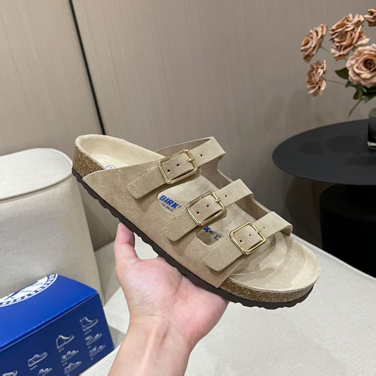 NO:240889,#Birkenstock #Birkenstock #Birkenstock co-branded model The classic Birkenstock bag head, its structure is based on the ergonomic design, making the foot bed perfectly fit the curve of the feet. In short, it is comfortable to put on and take off, fashionable and versatile Fabric lychee cowhide/Niujing Lining: Sheepskin Foot pad: Cow Sole: Wooden bran sole Size: Men and women 36-45 Direct sales in factory, fast shipping [snake pattern], slippers, birdkenstock, slippers, cowhide, sheepskin19860909#Birkenstock #勃肯 #勃肯联名款 经典款勃肯包头,其构造鉴于人体工学设计,使脚床的构造完美的贴合脚的弧度,简单来说就是,上脚舒适,穿脱方便,潮而百搭 面料荔枝牛皮/牛京 内里:羊皮 垫脚:牛猄 鞋底:木糠底 尺码:男女同款36-45 工厂直销,出货快【蛇纹】,拖鞋,birkenstock,slippers,cowhide,sheepskin,Women's Shoes