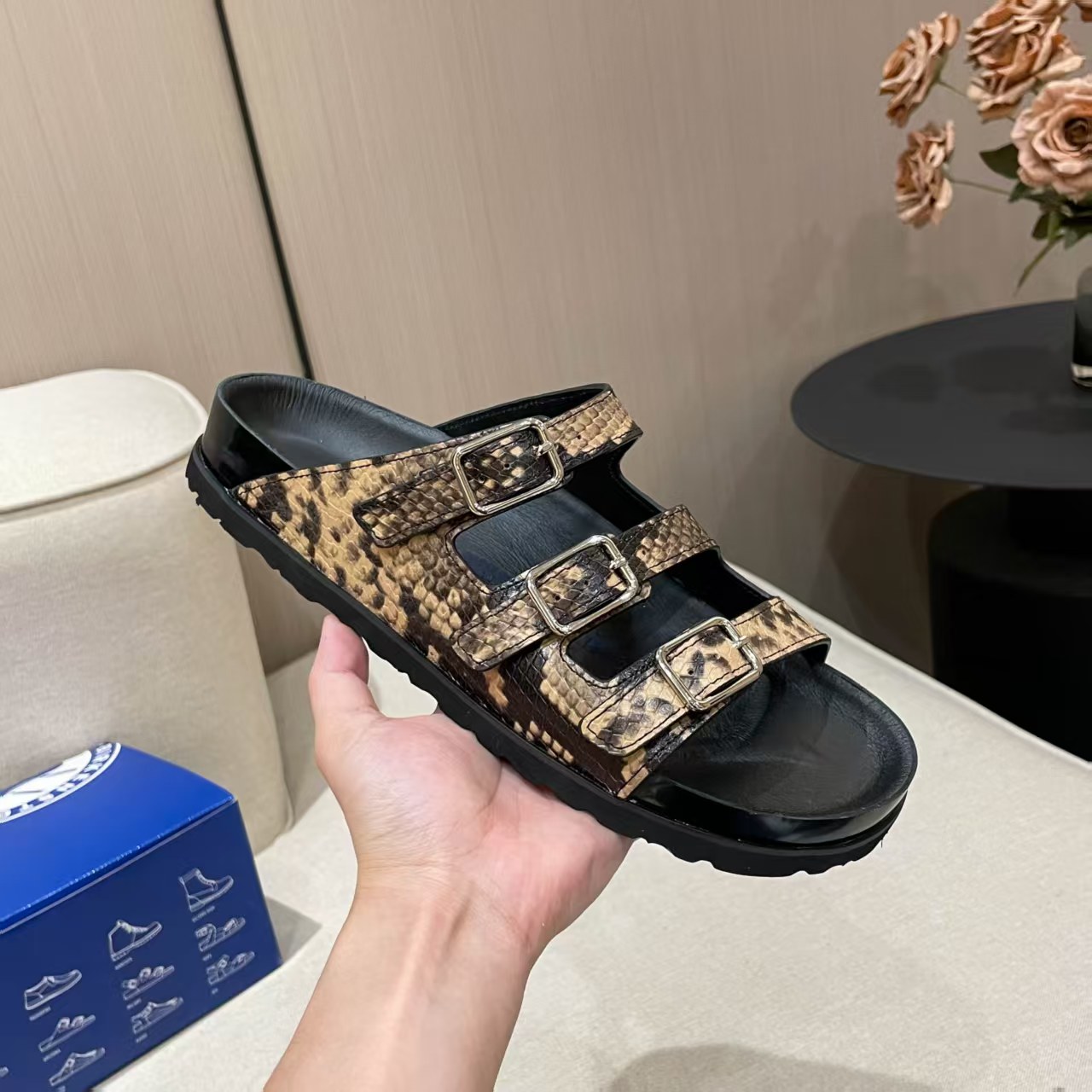 NO:240891,#Birkenstock #Birkenstock #Birkenstock co-branded model The classic Birkenstock bag head, its structure is based on the ergonomic design, making the foot bed perfectly fit the curve of the feet. In short, it is comfortable to put on and take off, fashionable and versatile fabric lychee cowhide/niujing/snake pattern cowhide Inner: sheepskin foot pad: cow sole: wood bran sole Size: men and women 36-45 Direct sales in factory, fast shipping, slippers, birdkenstock, slippers, cowhide, sheepskin19860909#Birkenstock #勃肯 #勃肯联名款 经典款勃肯包头,其构造鉴于人体工学设计,使脚床的构造完美的贴合脚的弧度,简单来说就是,上脚舒适,穿脱方便,潮而百搭 面料荔枝牛皮/牛京/蛇纹牛皮 内里:羊皮 垫脚:牛猄 鞋底:木糠底 尺码:男女同款36-45 工厂直销,出货快,拖鞋,birkenstock,slippers,cowhide,sheepskin,Women's Shoes