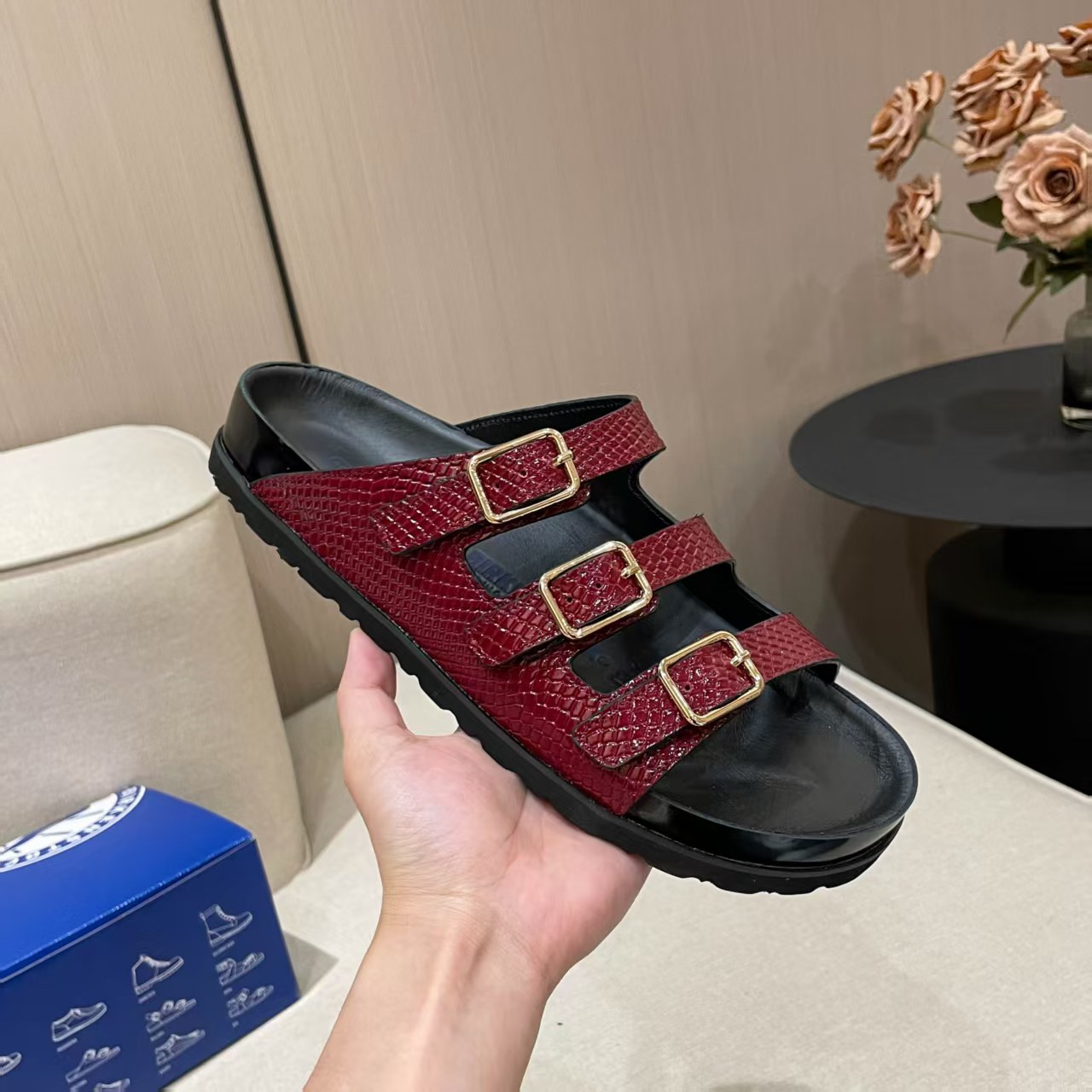 NO:240893,#Birkenstock #Birkenstock #Birkenstock co-branded model The classic Birkenstock bag head, its structure is based on the ergonomic design, making the foot bed perfectly fit the curve of the feet. In short, it is comfortable to put on and take off, and is fashionable and versatile. Fabric lychee cowhide/Niujing Lining: Sheepskin Foot pad: Cow Sole: Wooden bran sole Size: Men and women 36-45 Direct sales in factory, fast shipping, slippers, birdkenstock, slippers, cowhide, sheepskin19860909#Birkenstock #勃肯 #勃肯联名款 经典款勃肯包头,其构造鉴于人体工学设计,使脚床的构造完美的贴合脚的弧度,简单来说就是,上脚舒适,穿脱方便,潮而百搭 面料荔枝牛皮/牛京 内里:羊皮 垫脚:牛猄 鞋底:木糠底 尺码:男女同款36-45 工厂直销,出货快,拖鞋,birkenstock,slippers,cowhide,sheepskin,Women's Shoes