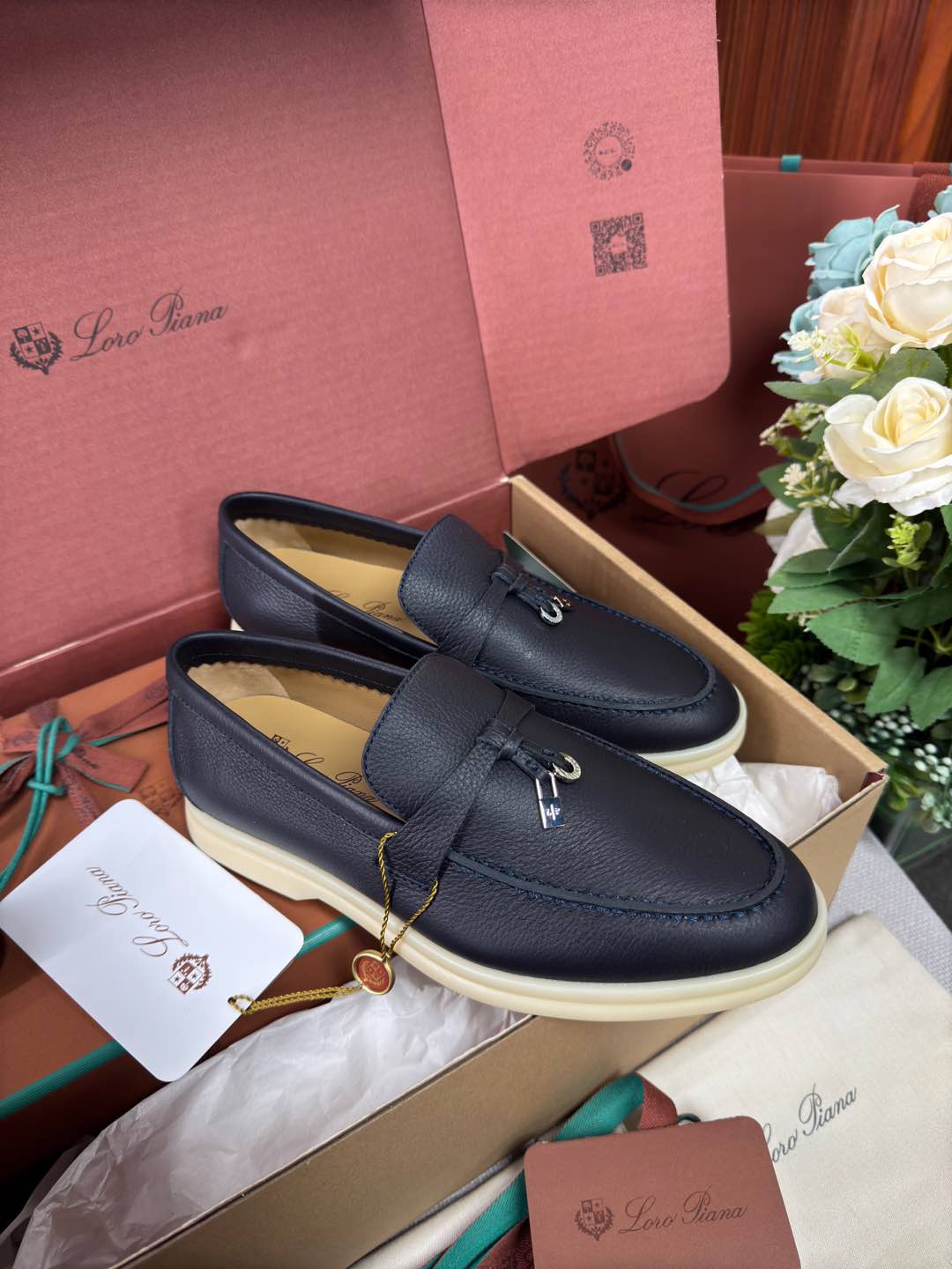 NO:648362,Niuhuo size 35-36-37-38-39-40-41-42 Italian Loro Piana treasure brand LP Italian handmade shoes. These moccasins are made of soft deerskin with anti-fouling treatment, supplemented by breathable, durable and elastic materials, allowing you to easily cope with different occasions. The rubber sole inherits the consistent sports taste of Loro Piana shoes. The front strap is embellished with My Charms.  The mini pendant allows the logo style to be fully displayed with your steps. Stitching on the front of the vamp. White non-slip sole decorated with the brand's LP initials. Main body deer leather. Lining sheep leather. Sole rubber, loafers, loro piana, loro piana, loafers, sheepskin.19860909牛货 size35-36-37-38-39-40-41-42 意大利Loro piana宝藏品牌 LP意大利手工鞋 这款莫卡辛鞋采用柔软的鹿皮制成,防污处理,辅以透气、耐用、富有弹性的材质,让您轻松应对不同场合.橡胶鞋底承袭了 LoroPiana 鞋履一贯的运动品味.而前部饰带上点缀着 My Charms 迷你吊坠,更让标志风范随着您的步履尽致展现. 鞋面前部线迹缝合 白色防滑鞋底饰有品牌LP首字母 主体鹿皮革 衬里羊皮革 鞋底橡胶,乐福鞋,loro piana,loro piana,loafers,sheepskin,Women's Shoes