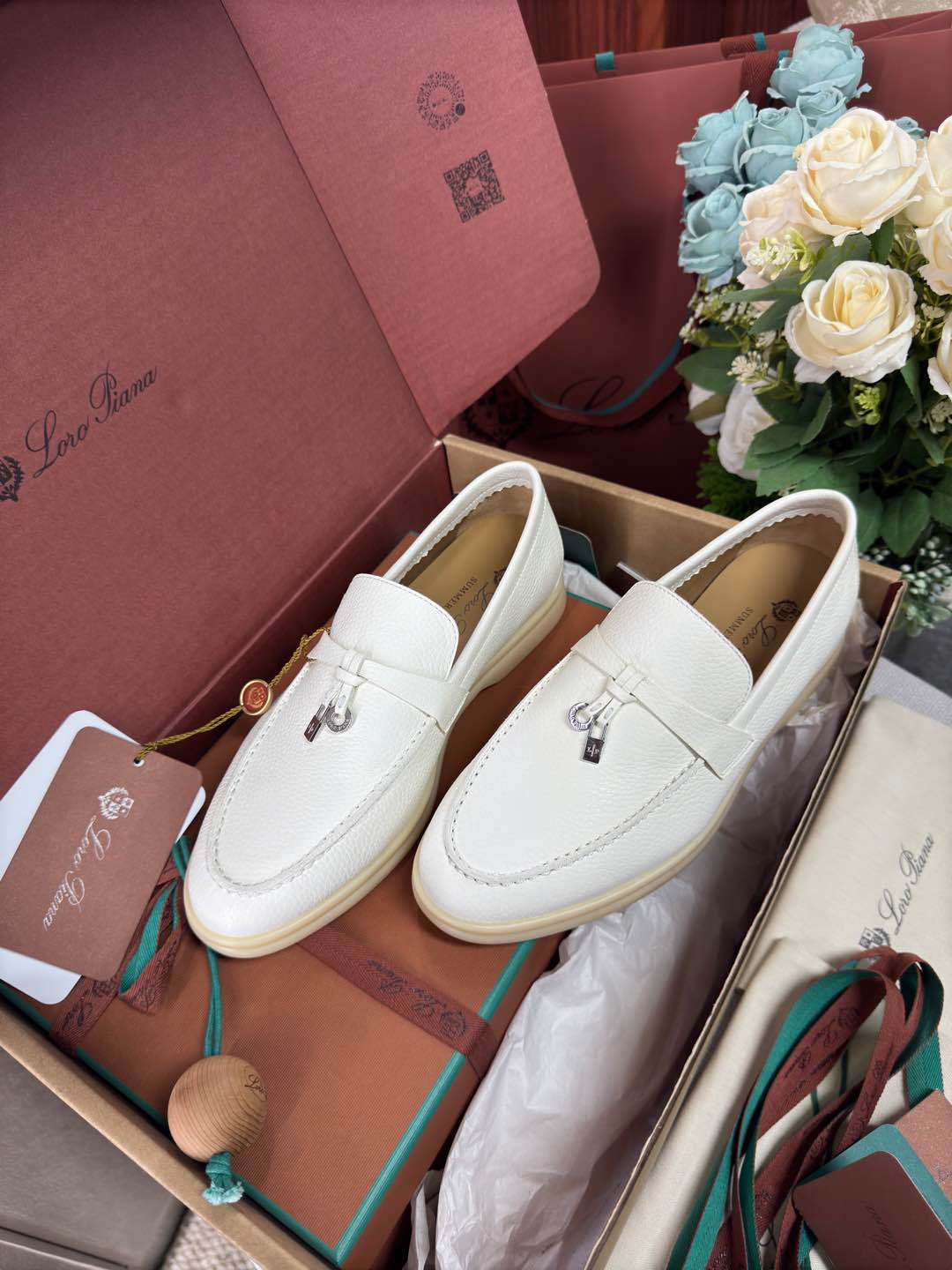 NO:648380,Niuhuo size 35-36-37-38-39-40-41-42 Italian Loro Piana treasure brand LP Italian handmade shoes. These moccasins are made of soft deerskin with anti-fouling treatment, supplemented by breathable, durable and elastic materials, allowing you to easily cope with different occasions. The rubber sole inherits the consistent sports taste of Loro Piana shoes. The front strap is embellished with My Charms.  The mini pendant allows the logo style to be fully displayed with your steps. Stitching on the front of the vamp. White non-slip sole decorated with the brand's LP initials. Main body deer leather. Lining sheep leather. Sole rubber, loafers, loro piana, loro piana, loafers, sheepskin.19860909牛货 size35-36-37-38-39-40-41-42 意大利Loro piana宝藏品牌 LP意大利手工鞋 这款莫卡辛鞋采用柔软的鹿皮制成,防污处理,辅以透气、耐用、富有弹性的材质,让您轻松应对不同场合.橡胶鞋底承袭了 LoroPiana 鞋履一贯的运动品味.而前部饰带上点缀着 My Charms 迷你吊坠,更让标志风范随着您的步履尽致展现. 鞋面前部线迹缝合 白色防滑鞋底饰有品牌LP首字母 主体鹿皮革 衬里羊皮革 鞋底橡胶,乐福鞋,loro piana,loro piana,loafers,sheepskin,Women's Shoes