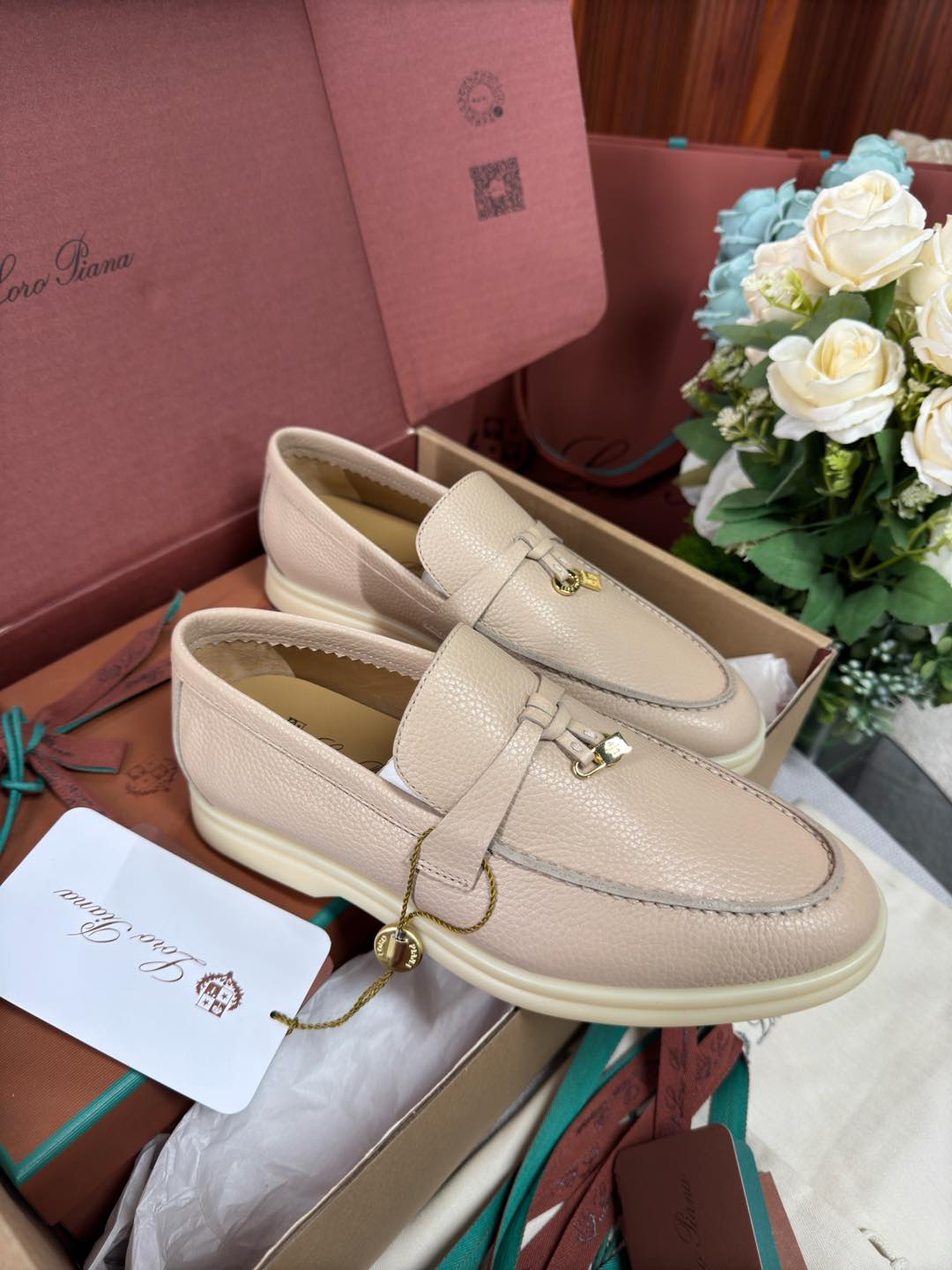 NO:648388,Niuhuo size 35-36-37-38-39-40-41-42 Italian Loro Piana treasure brand LP Italian handmade shoes. These moccasins are made of soft deerskin with anti-fouling treatment, supplemented by breathable, durable and elastic materials, allowing you to easily cope with different occasions. The rubber sole inherits the consistent sports taste of Loro Piana shoes. The front strap is embellished with My Charms.  The mini pendant allows the logo style to be fully displayed with your steps. Stitching on the front of the vamp. White non-slip sole decorated with the brand's LP initials. Main body deer leather. Lining sheep leather. Sole rubber, loafers, loro piana, loro piana, loafers, sheepskin.19860909牛货 size35-36-37-38-39-40-41-42 意大利Loro piana宝藏品牌 LP意大利手工鞋 这款莫卡辛鞋采用柔软的鹿皮制成,防污处理,辅以透气、耐用、富有弹性的材质,让您轻松应对不同场合.橡胶鞋底承袭了 LoroPiana 鞋履一贯的运动品味.而前部饰带上点缀着 My Charms 迷你吊坠,更让标志风范随着您的步履尽致展现. 鞋面前部线迹缝合 白色防滑鞋底饰有品牌LP首字母 主体鹿皮革 衬里羊皮革 鞋底橡胶,乐福鞋,loro piana,loro piana,loafers,sheepskin,Women's Shoes