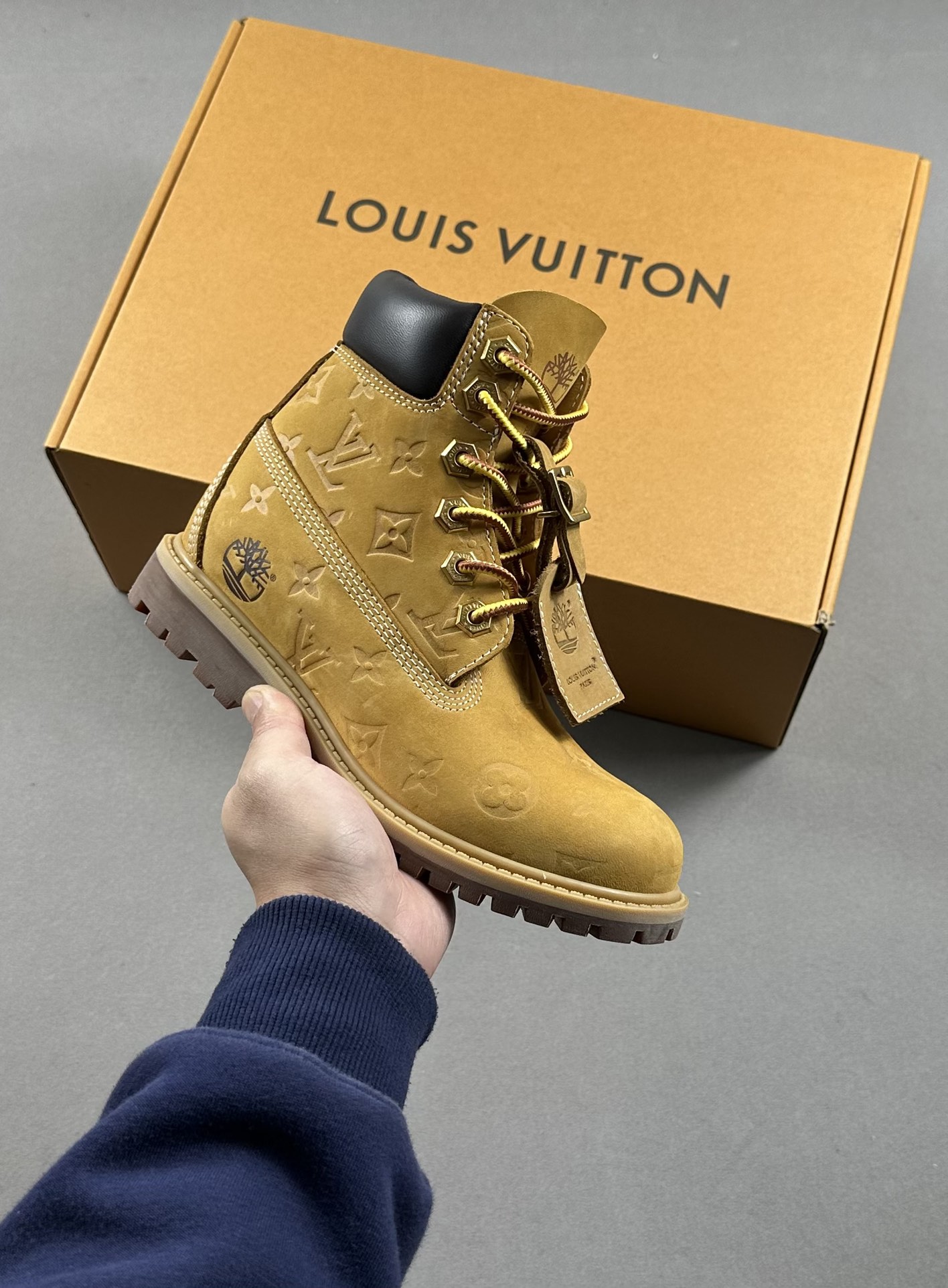 嘉尔同款纯原 中山大厂出品 
Louis Vuitton x Timberland#王炸联名 Pharrell Williams充分发挥了作为Louis Vuitton创意总监的角色，与户外品牌Timberland展开合作。作为双方合作的开篇之作，这款鞋重新定义了 Timberland 6英寸大黄靴的经典设计 添柏岚/天伯伦 6英寸满印老花大黄靴，致敬1996年Grandmaster Flash经典黄靴造型
原厂五金开模鞋带扣 顶级工艺全新升级 
中山大厂代工 原单进口皮料 
独立私模大底，正确logo，非市面错误版本
原装一致全头层磨砂皮领口 全牛内里 
全新原厂包装鞋盒 市场独家供应
官方货号: 1AD7YN
尺码：35 36 37 38 39 40 41 42 43 44 45 46