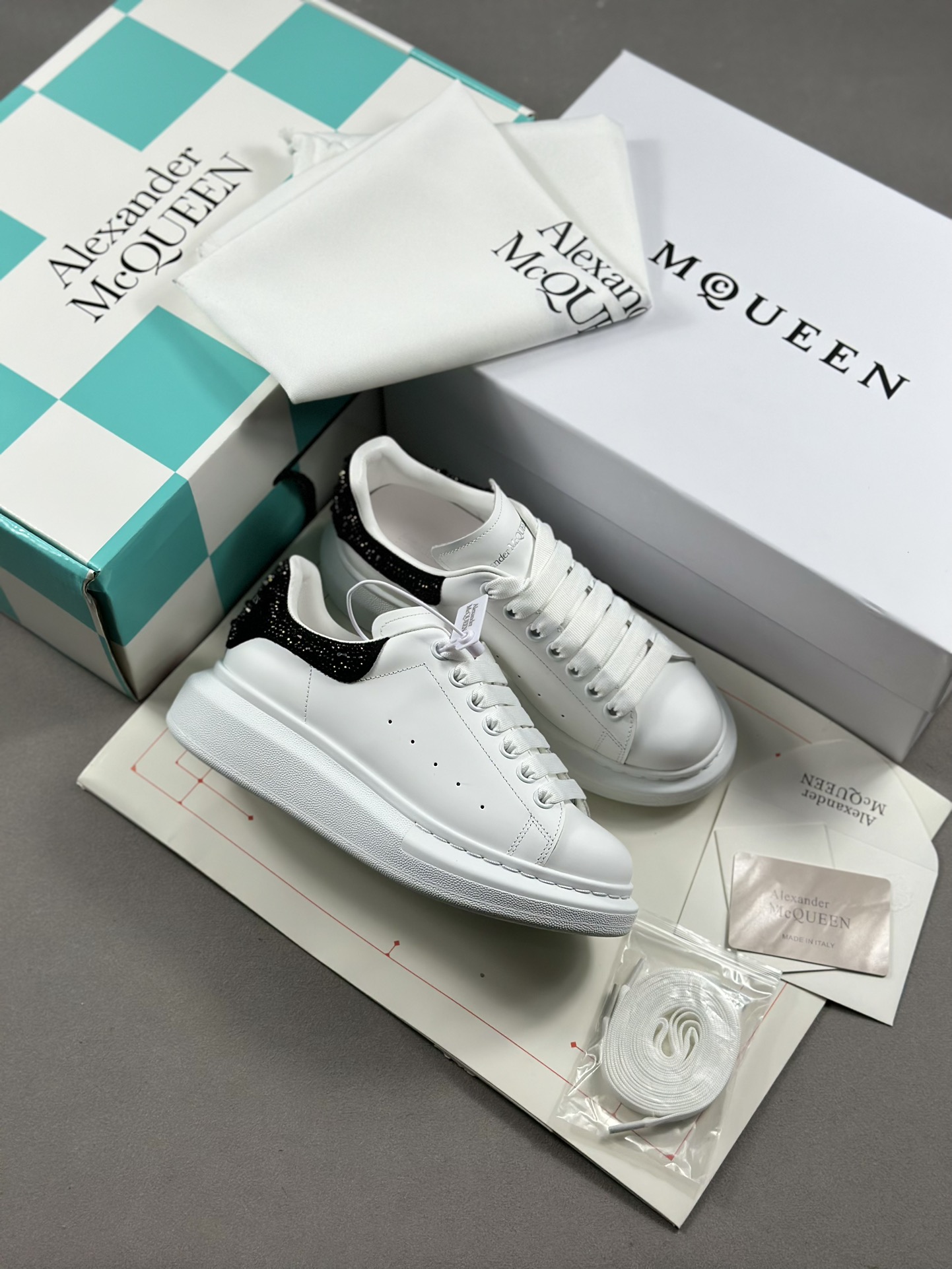 麦昆Alexander McQueen Oversized Sneakers 低帮时装厚底休闲运动小白板鞋
