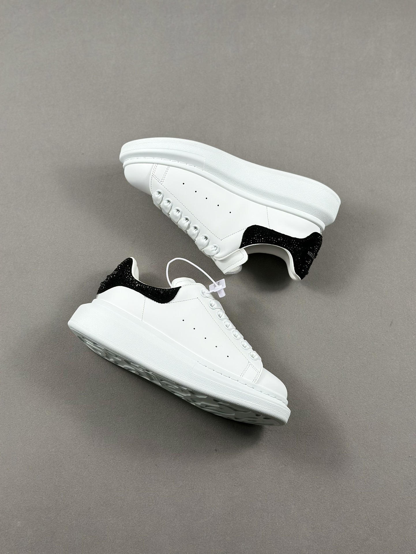 麦昆Alexander McQueen Oversized Sneakers 低帮时装厚底休闲运动小白板鞋