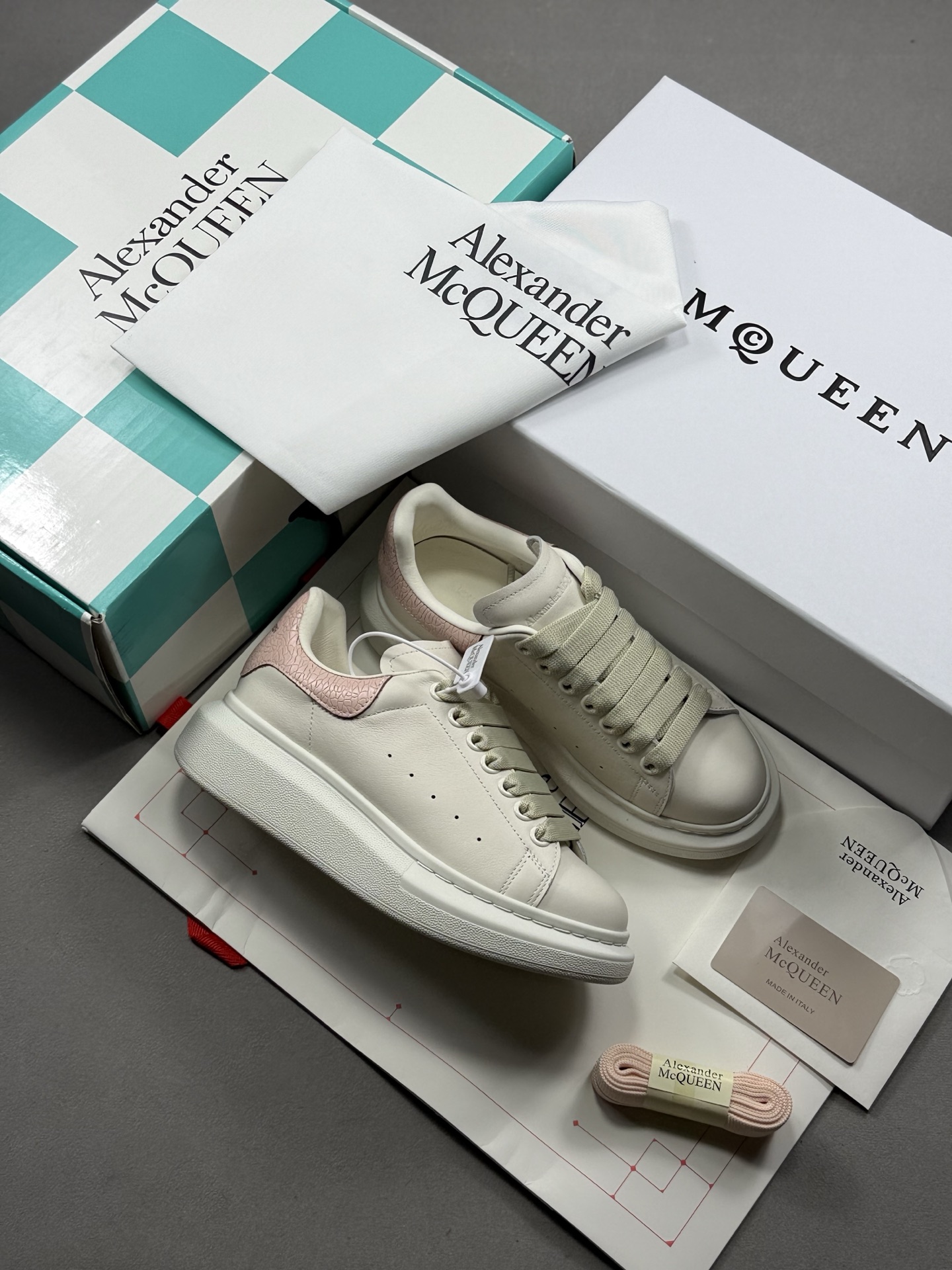 350 麦昆Alexander McQueen Oversized Sneakers 低帮时装厚底休闲运动小白板鞋