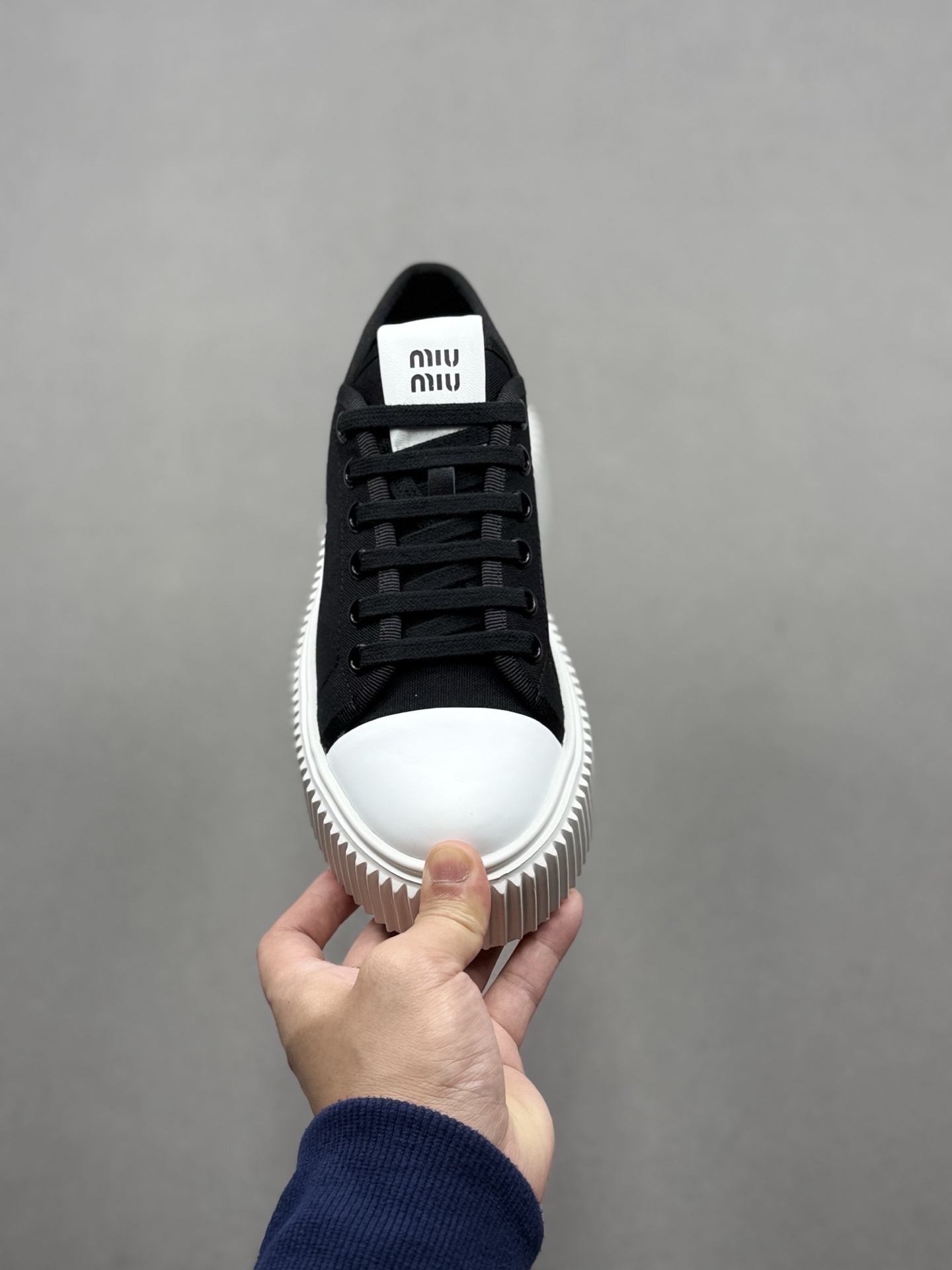 320 miumiu缪缪时装周Miu Miu 2025春夏系列秀场本季Miu Miu延续了该风格推出了专属款