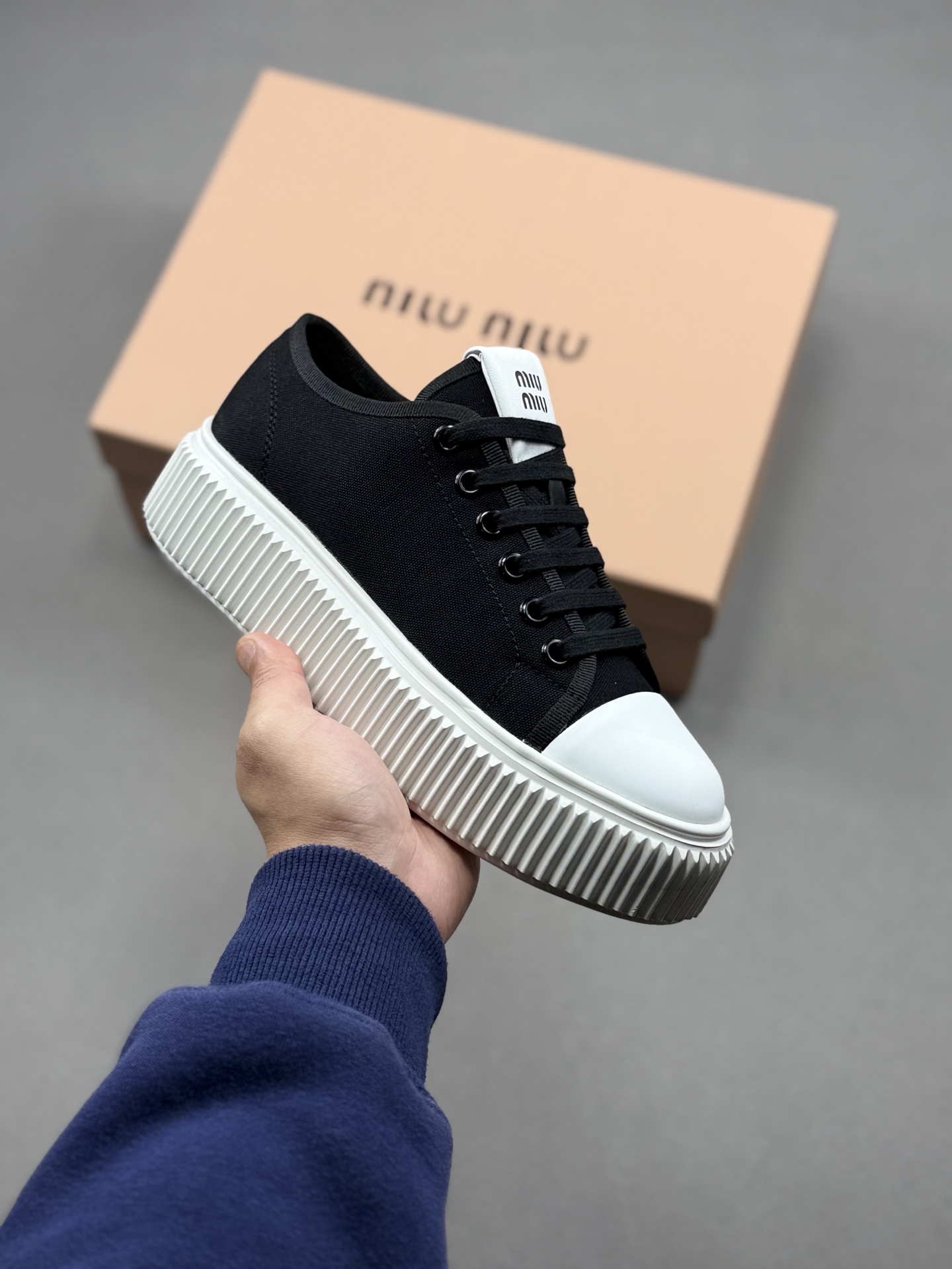 320 miumiu缪缪时装周Miu Miu 2025春夏系列秀场本季Miu Miu延续了该风格推出了专属款