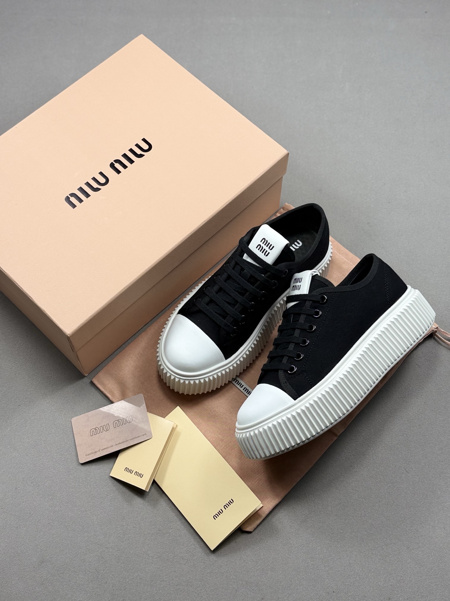 320 miumiu缪缪时装周Miu Miu 2025春夏系列秀场本季Miu Miu延续了该风格推出了专属款
