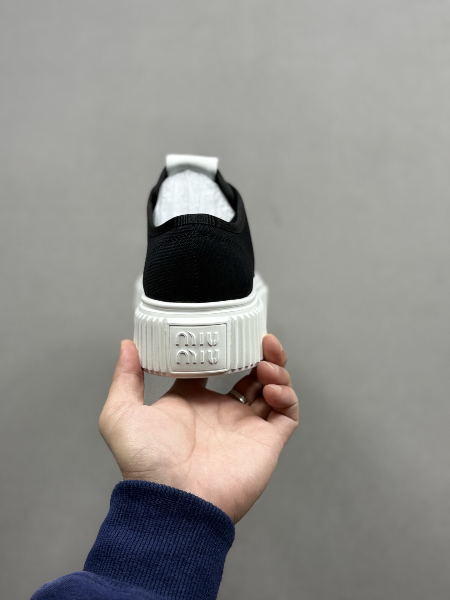 320 miumiu缪缪时装周Miu Miu 2025春夏系列秀场本季Miu Miu延续了该风格推出了专属款