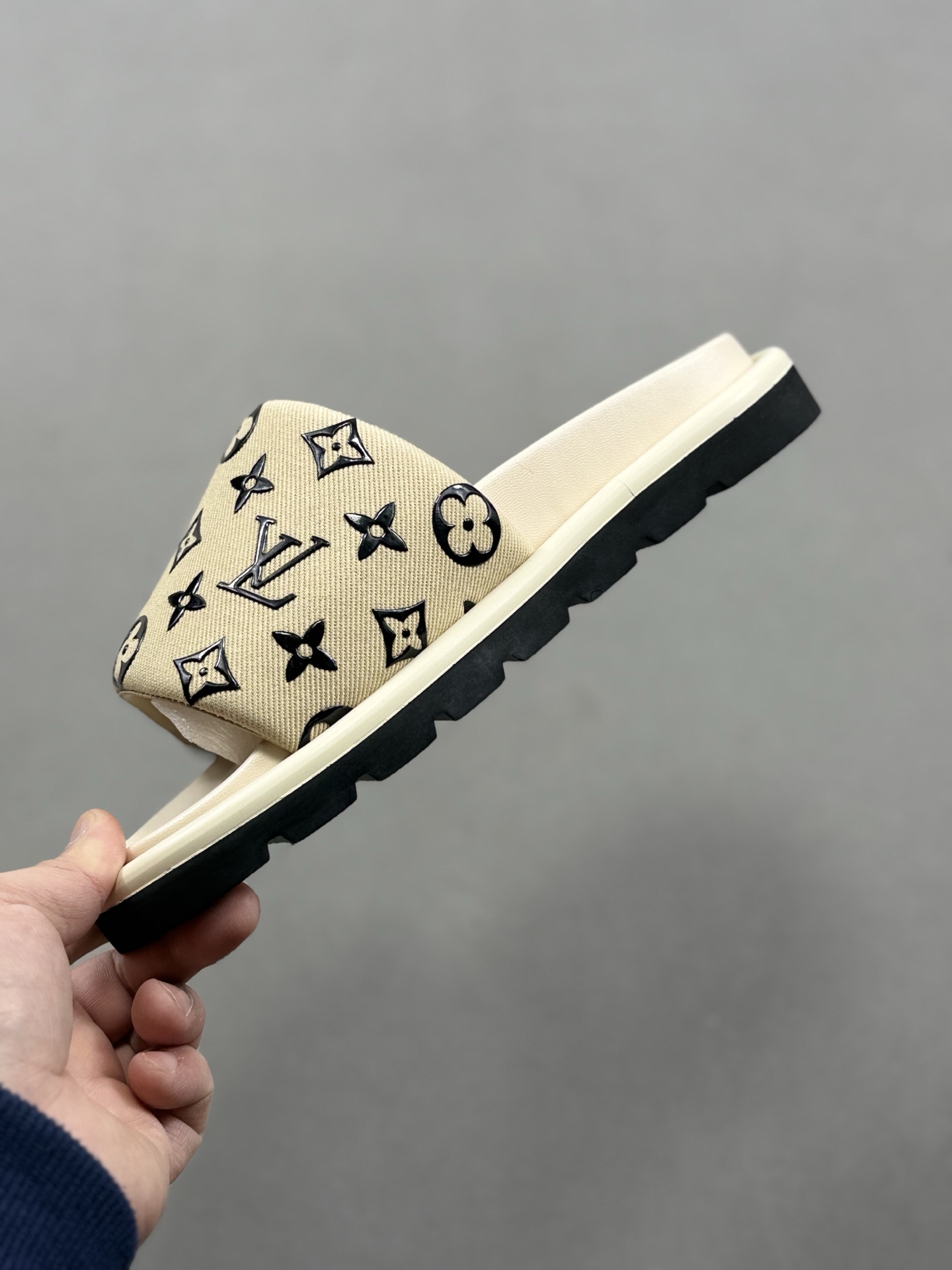 260 Louis Vuitton 2025专柜 春夏新款 最高限定专柜上新 LV情侣厚底魔术贴拖鞋明星同款