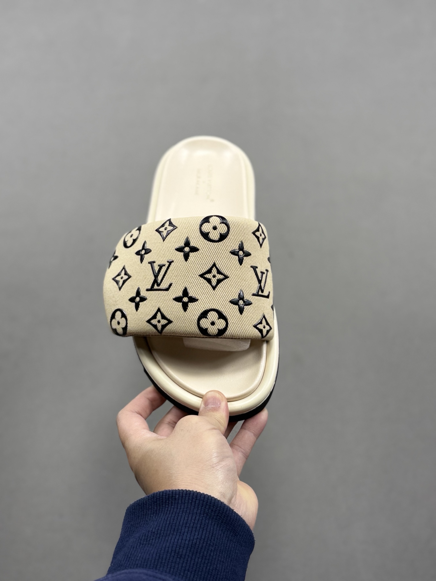 260 Louis Vuitton 2025专柜 春夏新款 最高限定专柜上新 LV情侣厚底魔术贴拖鞋明星同款