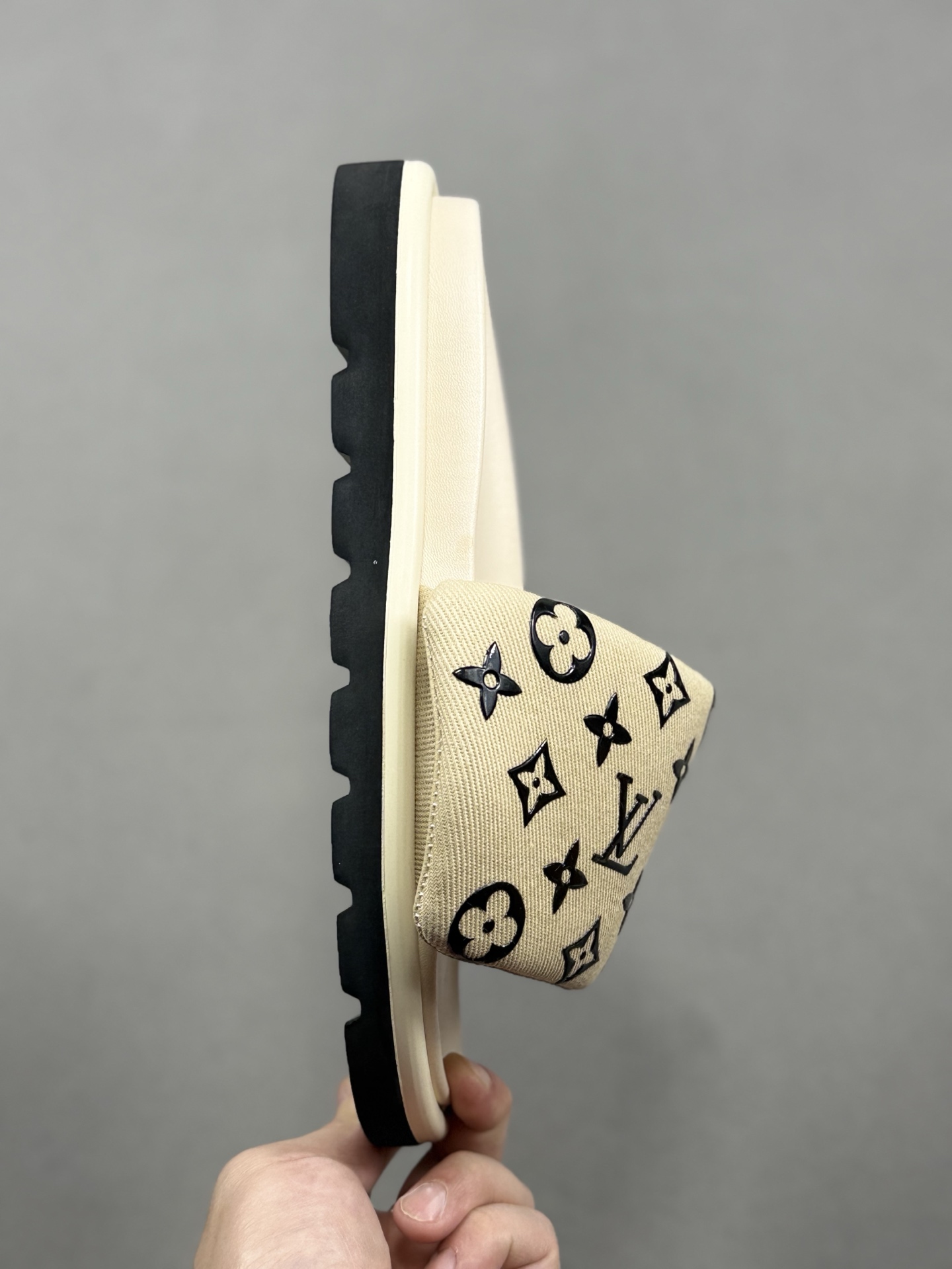 260 Louis Vuitton 2025专柜 春夏新款 最高限定专柜上新 LV情侣厚底魔术贴拖鞋明星同款