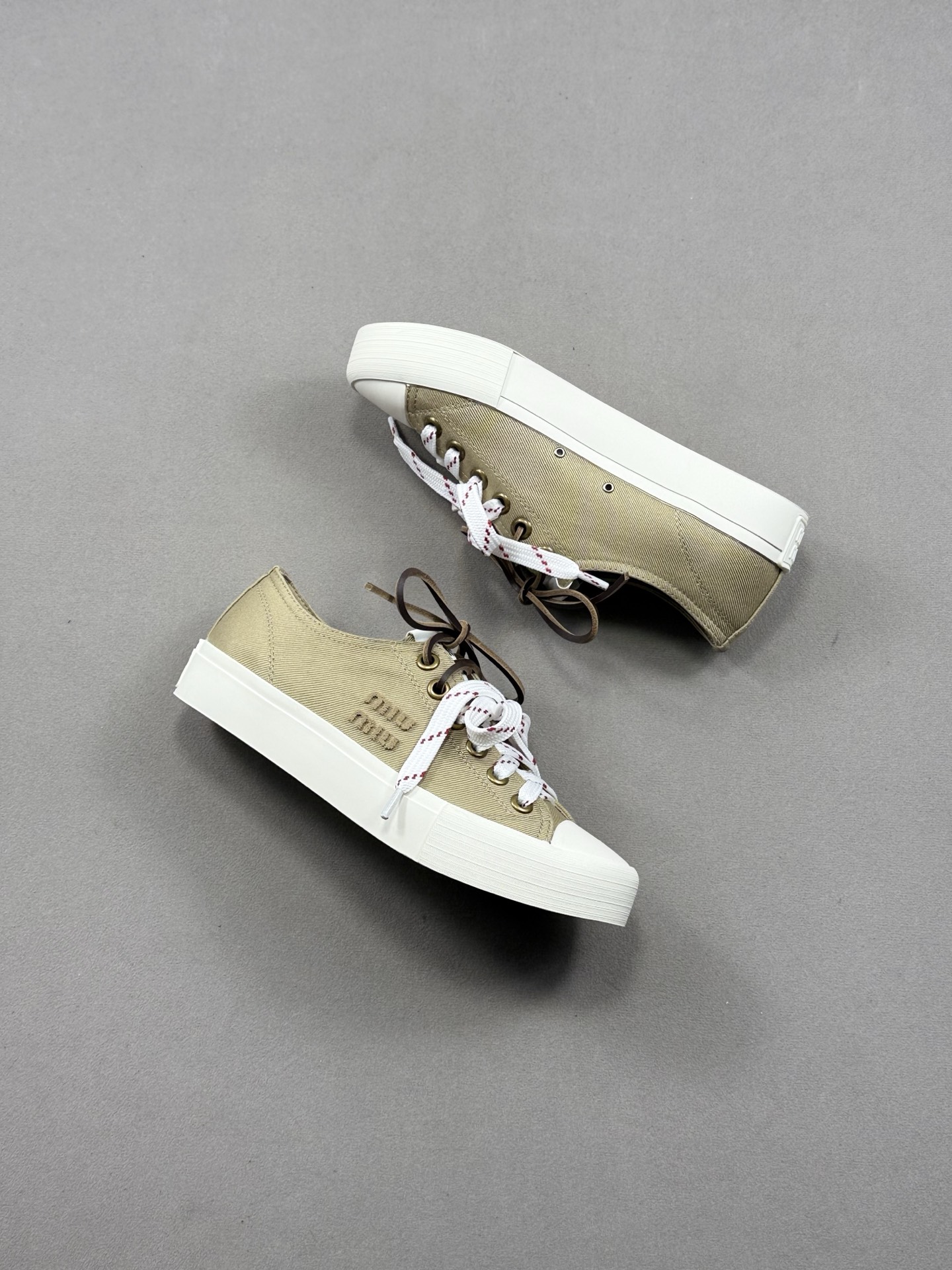 miumiu·缪缪2025早春时尚新品双鞋带搭配羊皮内里