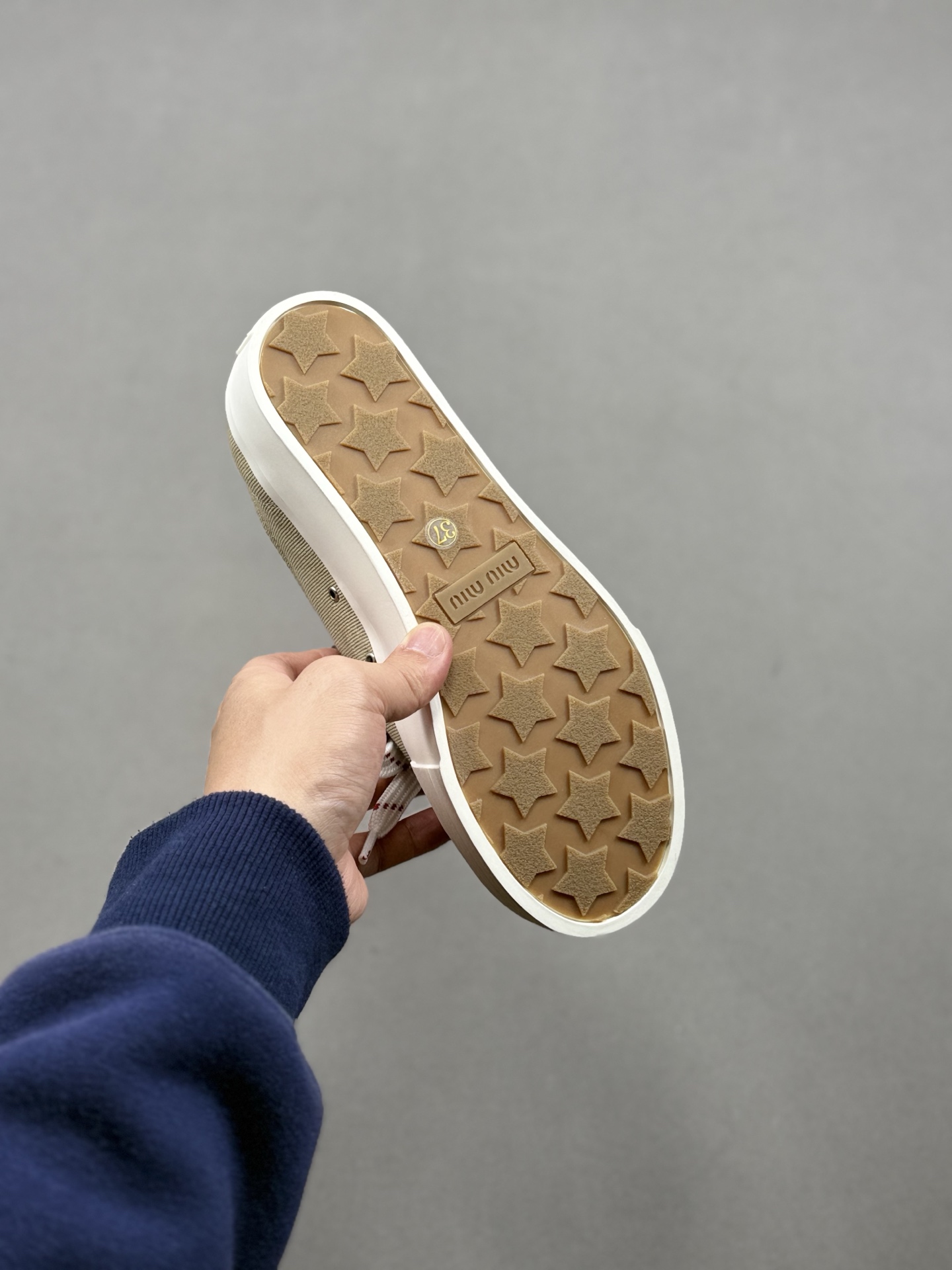 miumiu·缪缪2025早春时尚新品双鞋带搭配羊皮内里