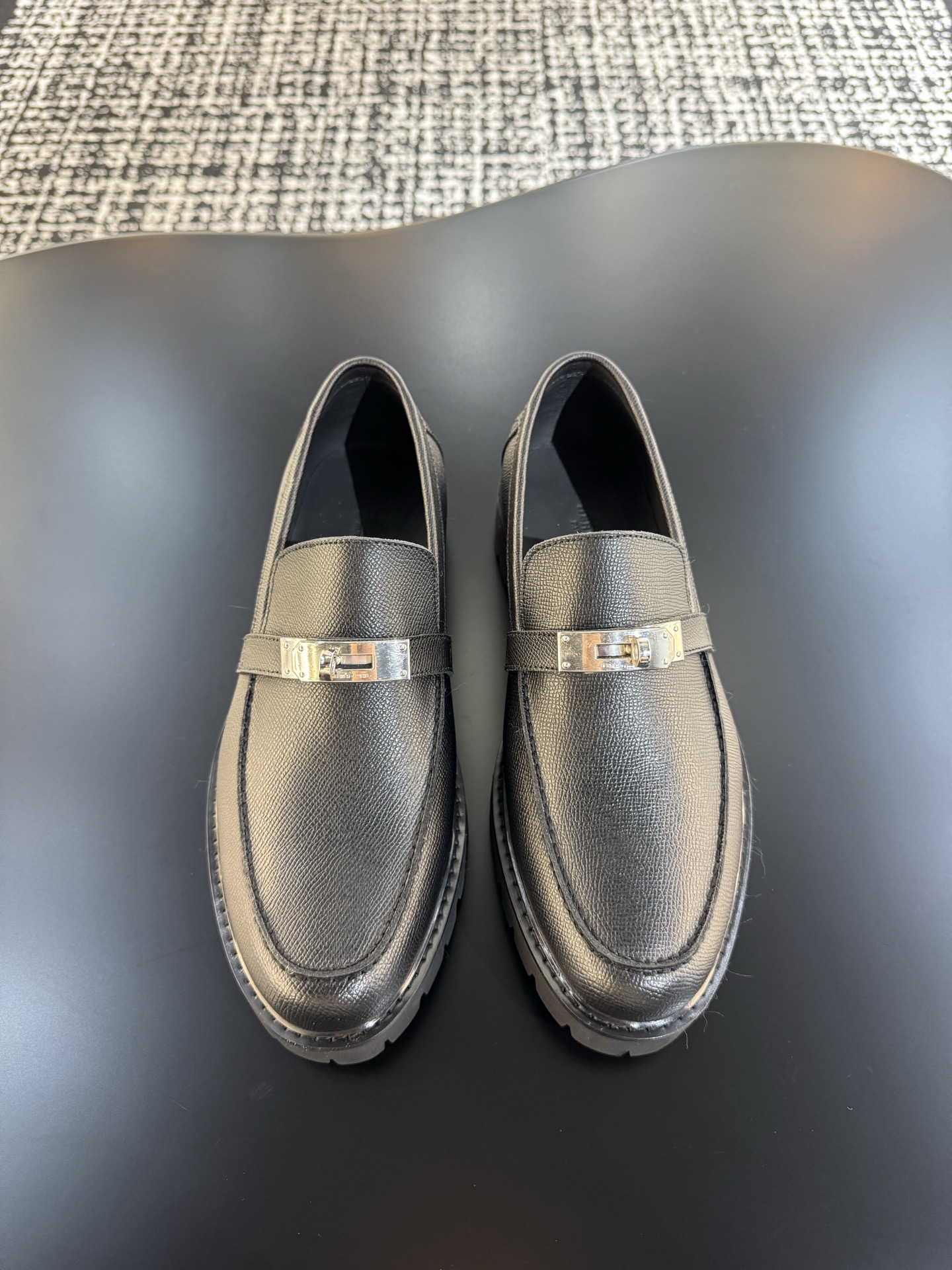 NO:274574,Hermè* high-end boutique, men's low-top casual leather shoes, cowhide material, lightweight, breathable, soft and comfortable, showing the brand style. Lightweight concave and convex pattern rubber sole, excellent leather inner foot feel. Size39-44 (customized for 38.45.46),, hermes, cowhide19860909Hermè*高端精品,男士低帮休闲皮鞋,牛皮材质 轻盈透气 柔软舒适,尽显品牌格调 轻质凹凸花纹橡胶鞋底,真皮内里脚感极佳. Size39-44（38.45.46定做）,,hermes,cowhide,Men's shoes