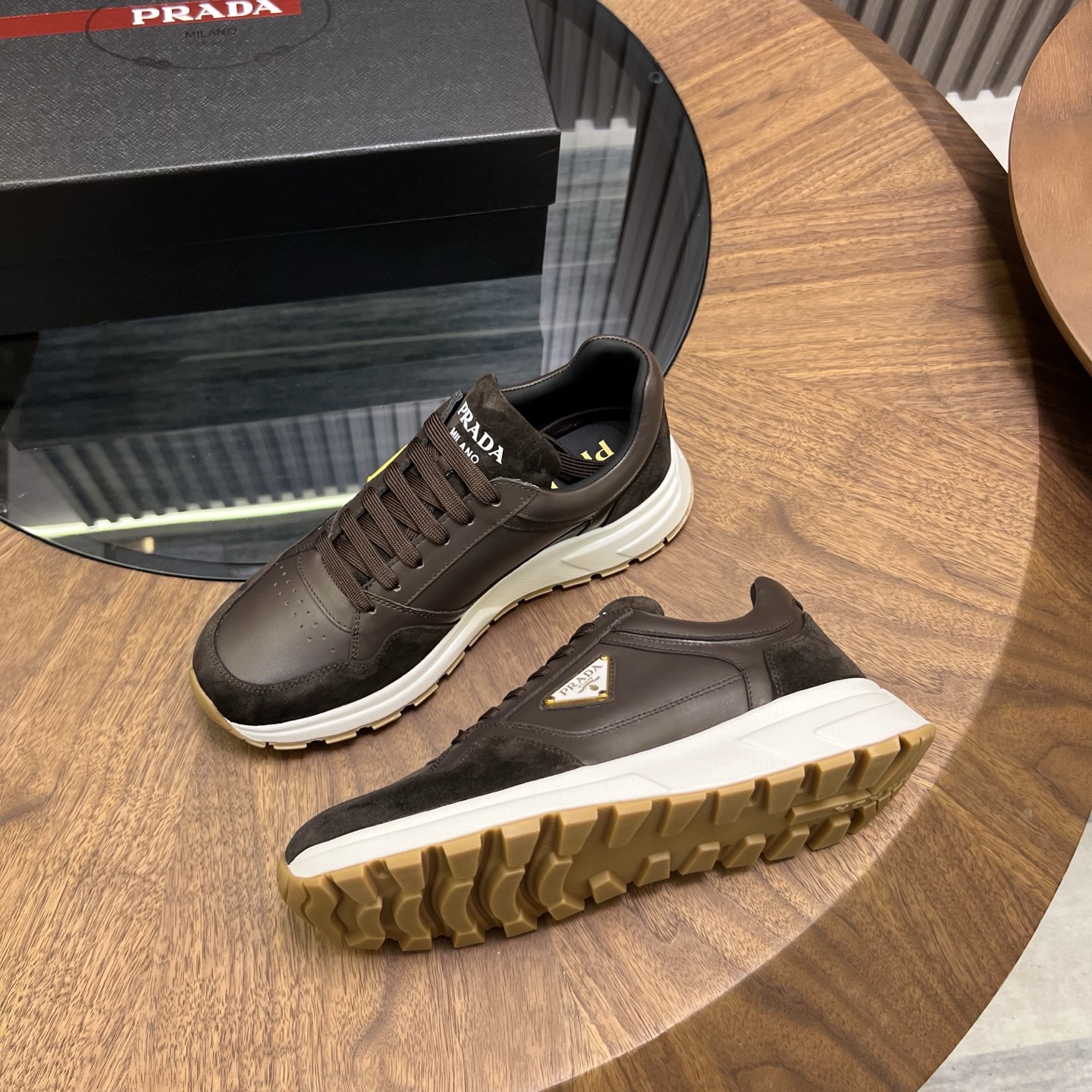 🔥🔥Prad*普拉达春夏新品男士高端运动鞋，这款运动鞋时尚百搭，简洁现代，融合运动风格和精致细节。选用进口牛皮材料拼接科技布打造，搭配橡胶鞋底，鞋舌压印字母徽标，简约时尚单品。
💰380元 Size：39-44（38.45.46定做）