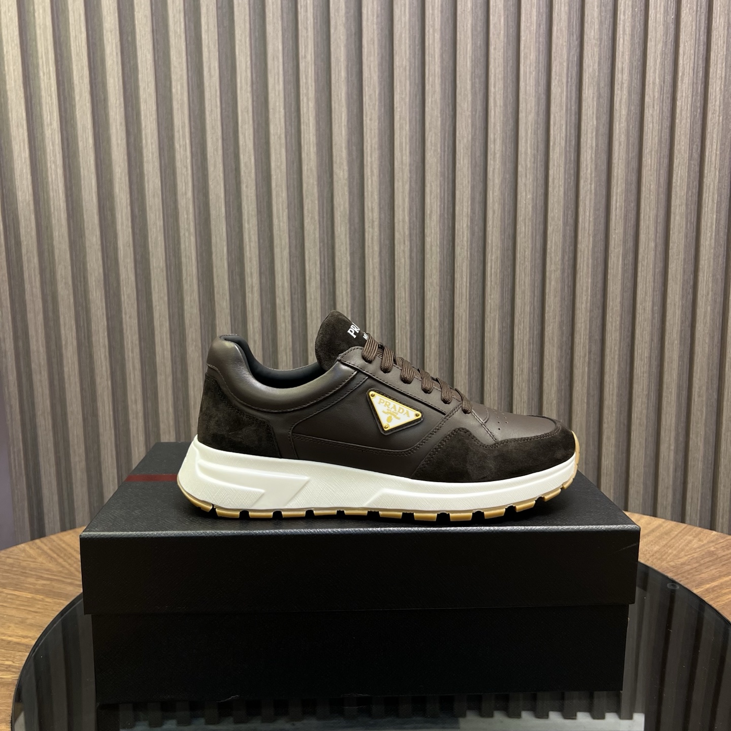 🔥🔥Prad*普拉达春夏新品男士高端运动鞋，这款运动鞋时尚百搭，简洁现代，融合运动风格和精致细节。选用进口牛皮材料拼接科技布打造，搭配橡胶鞋底，鞋舌压印字母徽标，简约时尚单品。
💰380元 Size：39-44（38.45.46定做）